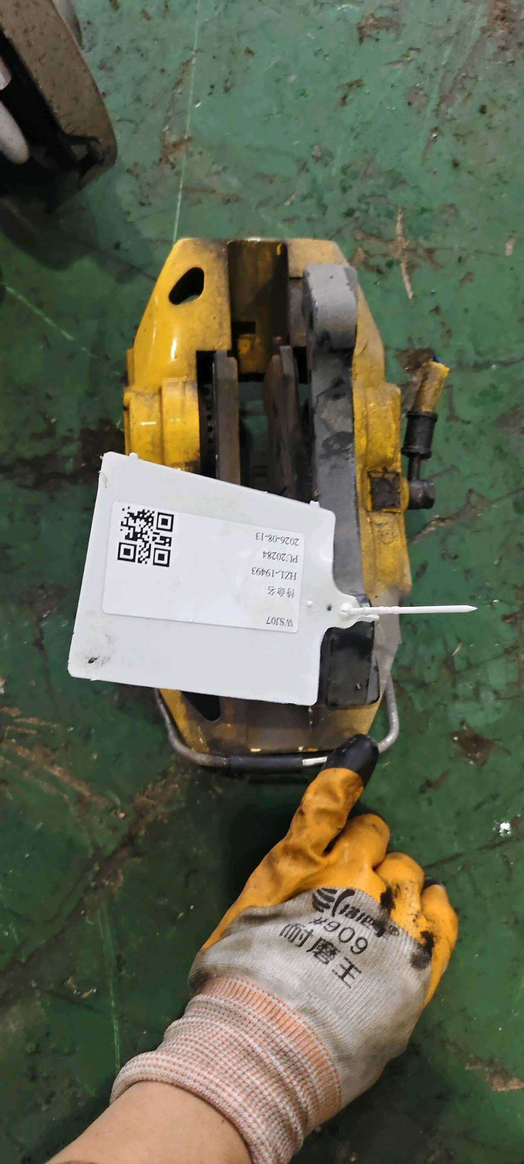 34116873101 前制动分泵(左)