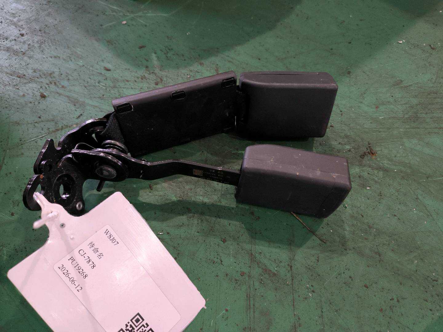 L5CG857739AQVZ 双安全带锁(亮光黑/火红色)