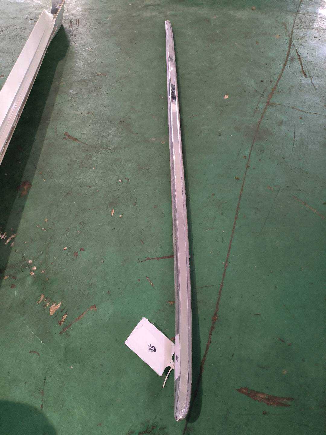 768522V70A 底大边饰条(右)