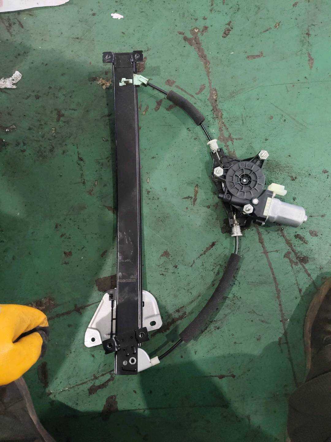 B012388 Front Right Door Window Regulator