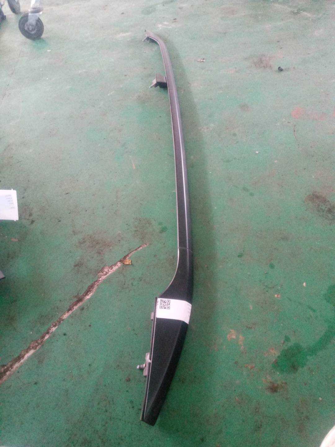 51137158530 车顶行李架(右)