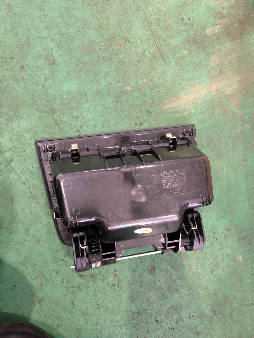 51G857922A 仪表台杂物箱
