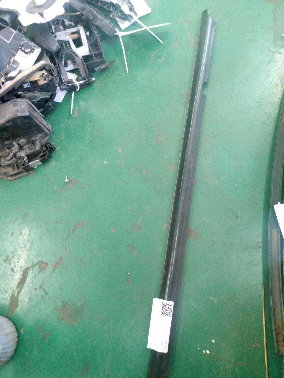330839478A 后门玻璃压条(右外)