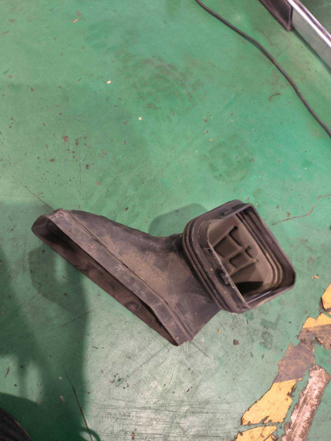 8R0129739A 空气滤清器进气管