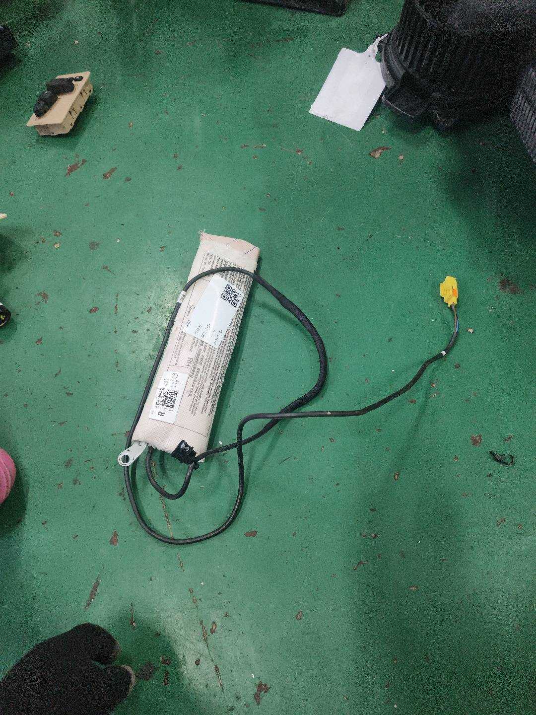 L35D880242 前座椅侧气囊(右)