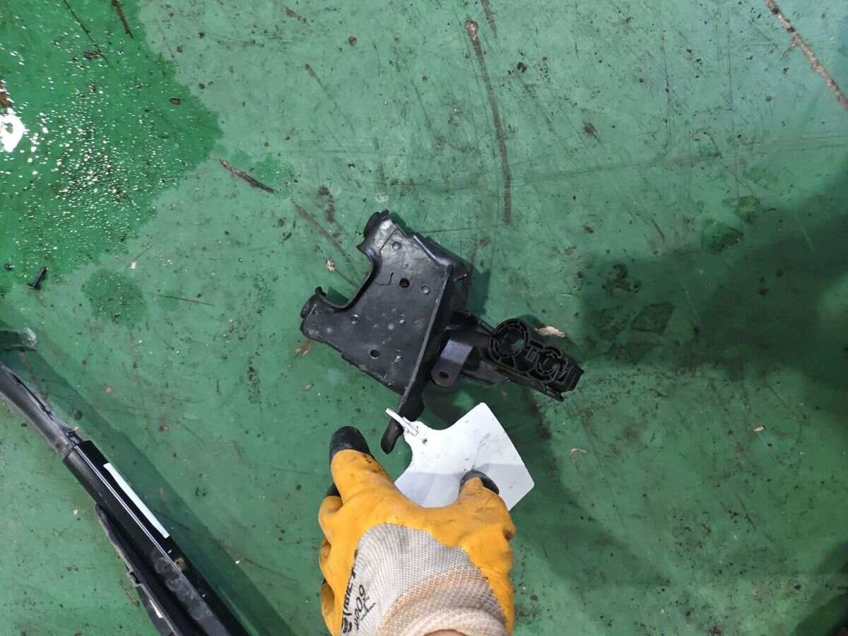 1K1614235E ABS Pump Bracket, Lower