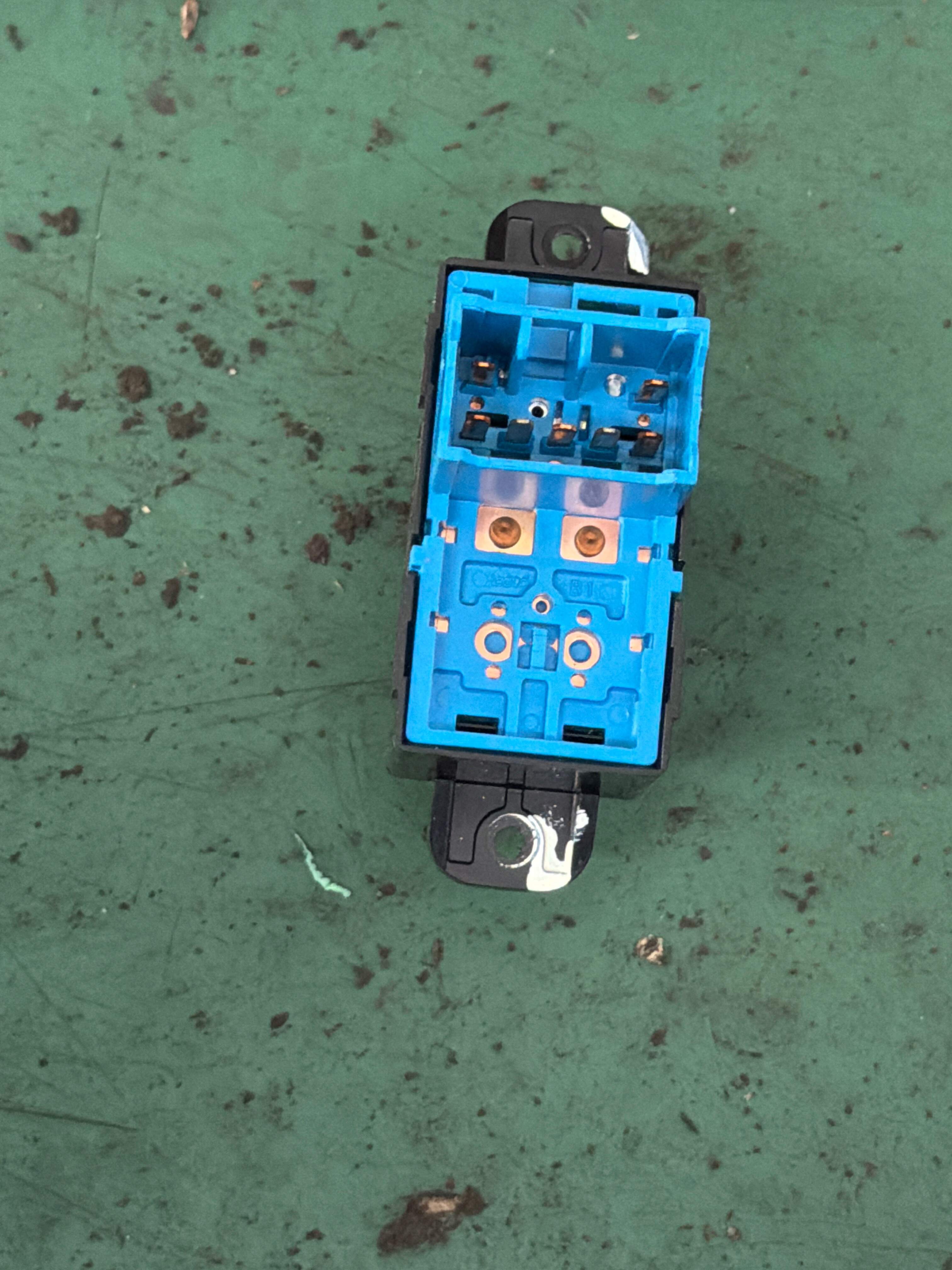 935803S000RY 后门玻璃升降开关总成（右）