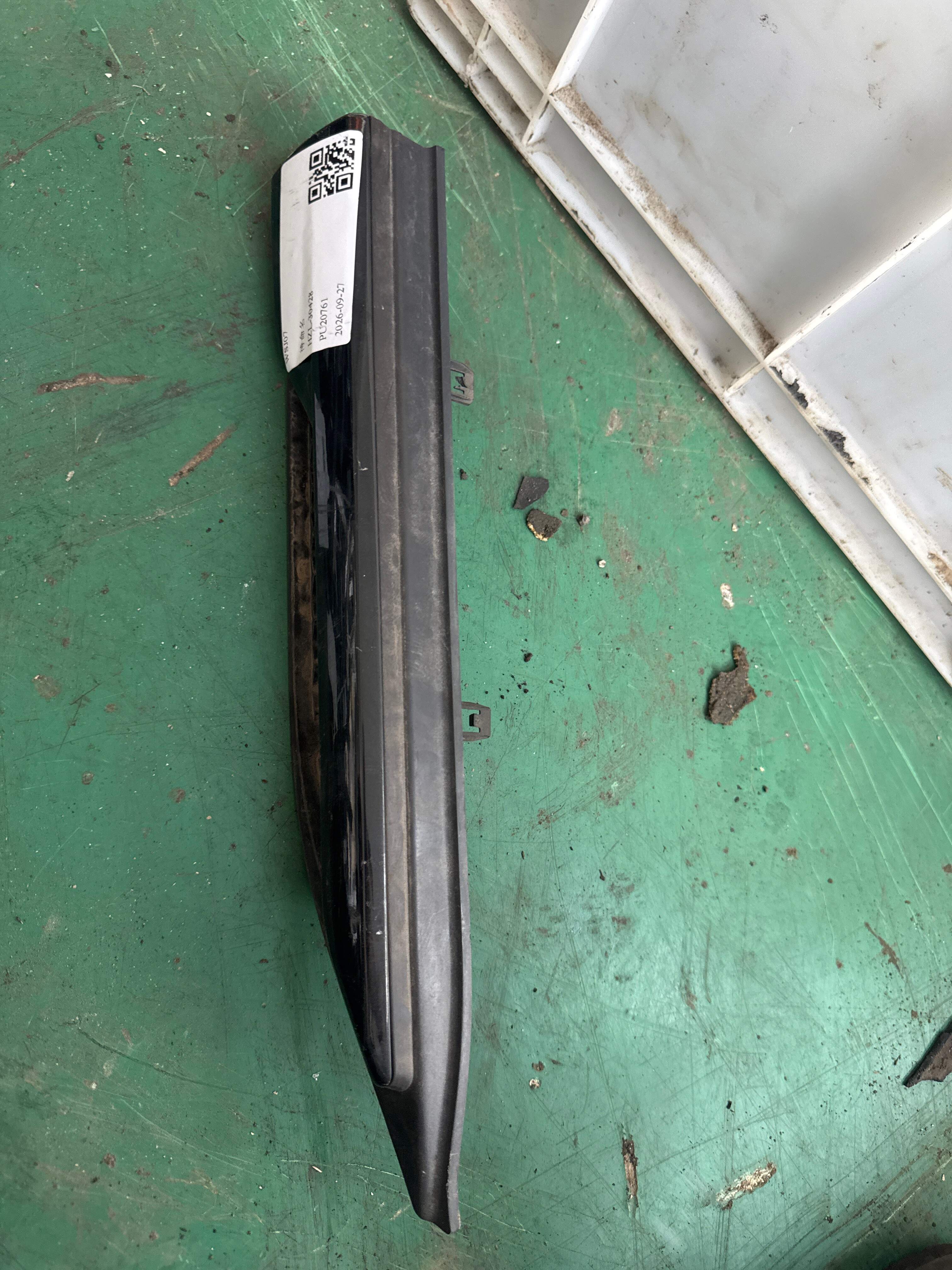 LR027318 Front Fender Vent Grille, Right
