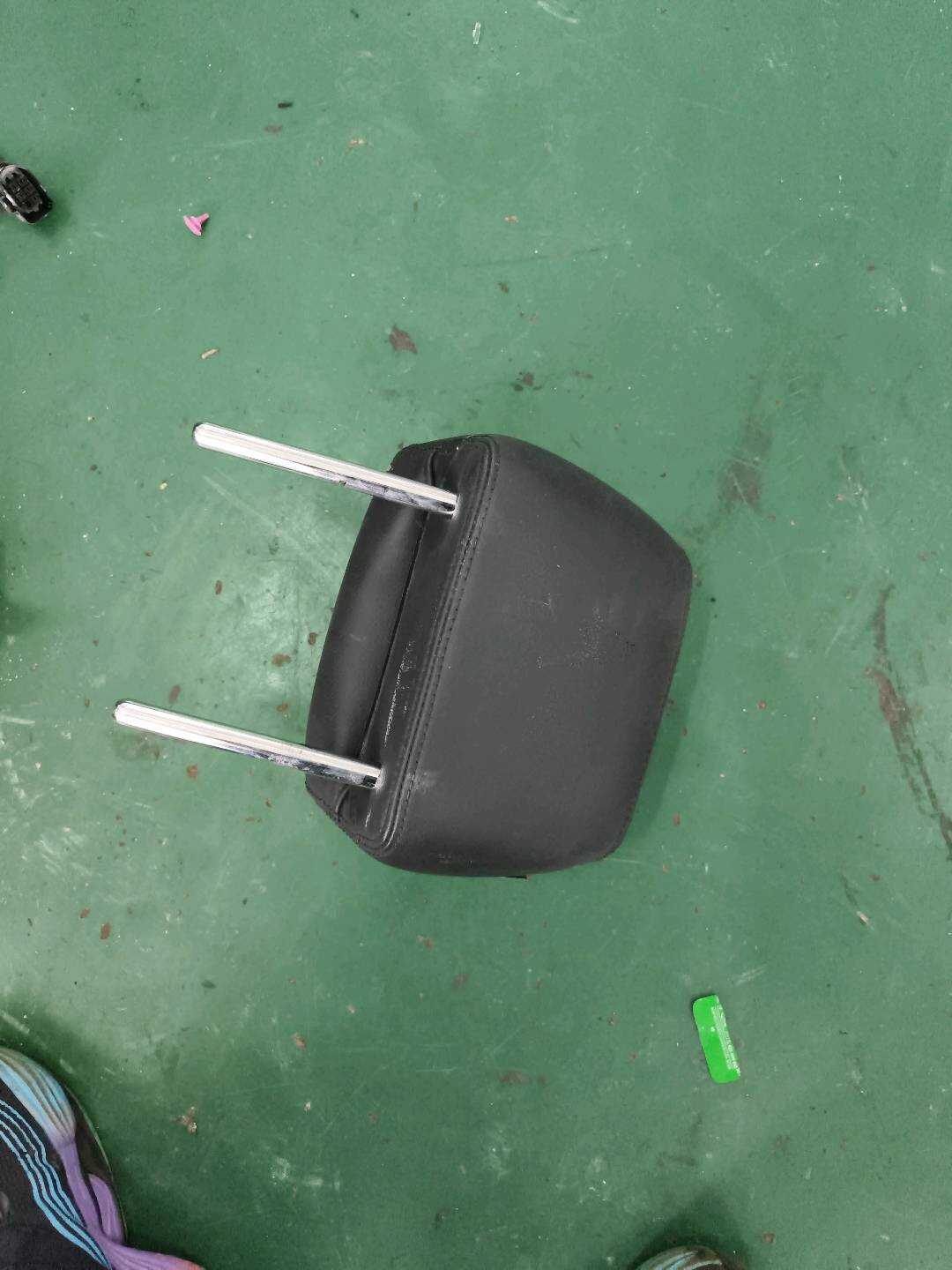 5ND885901C 后座椅头枕(右)