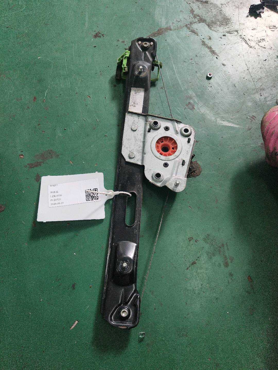 51357138468 后门玻璃升降支架（右）