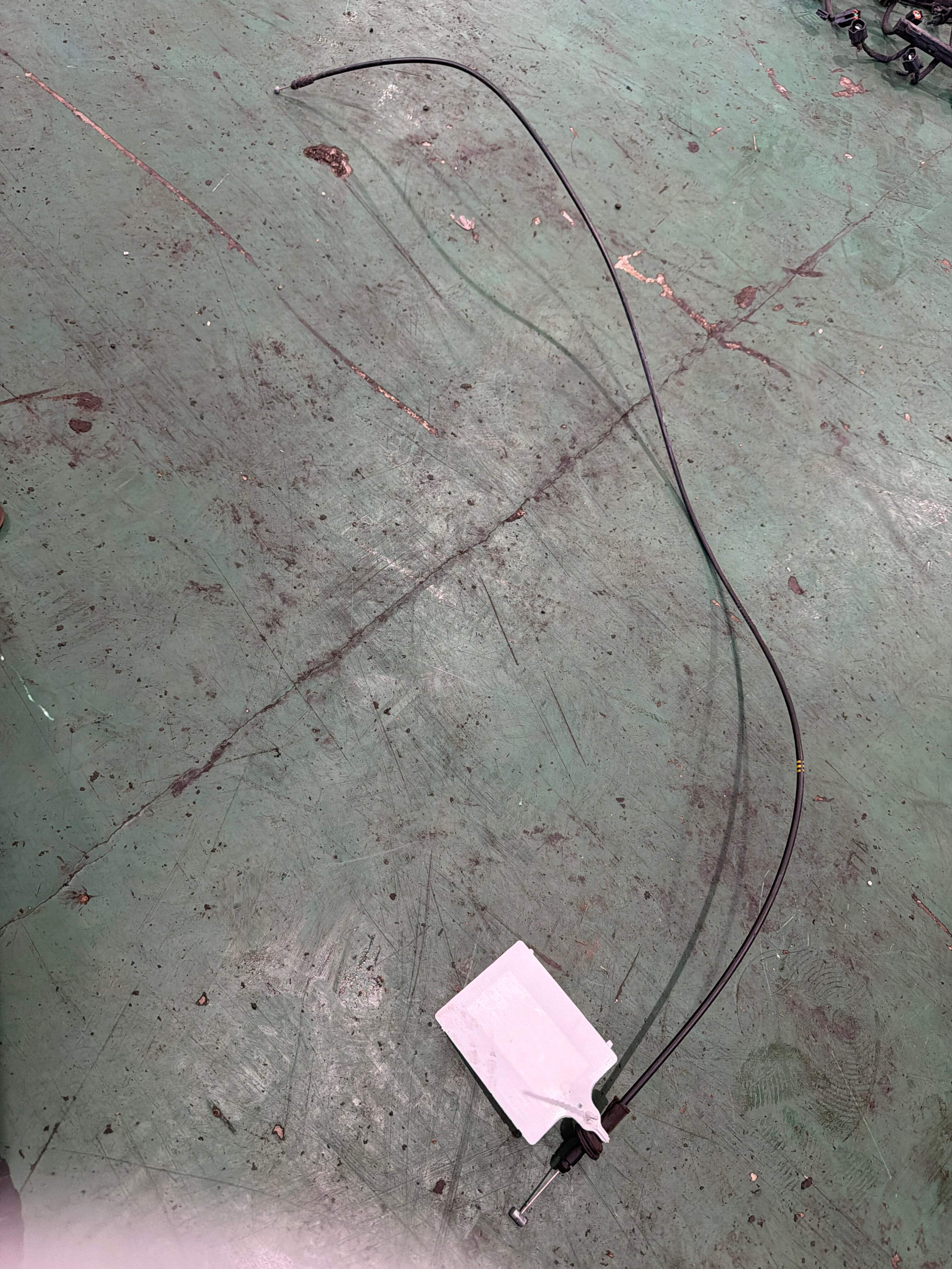 811903S100 前机盖拉线（前）