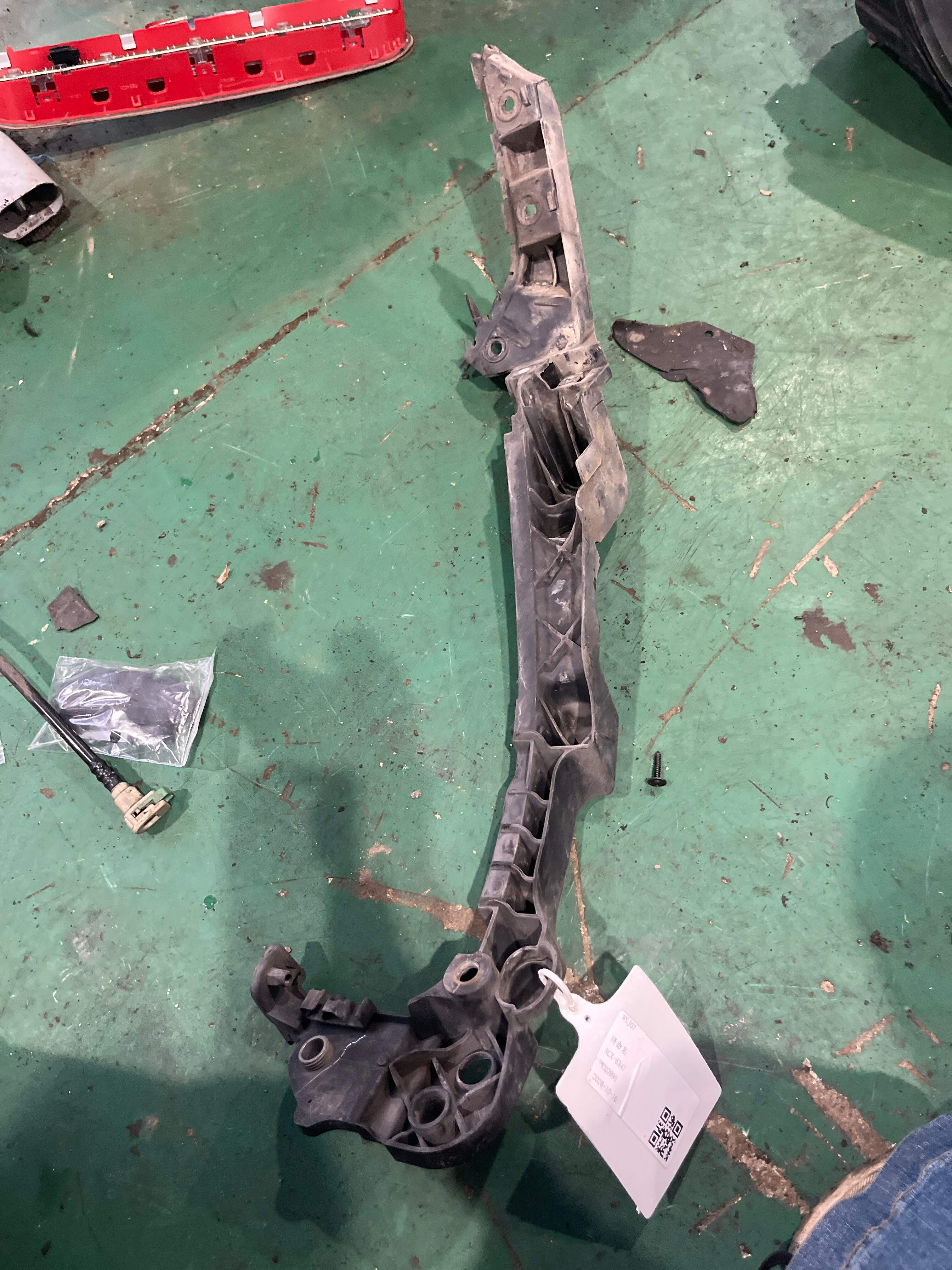1K9807572D Front Headlight Bracket, Right