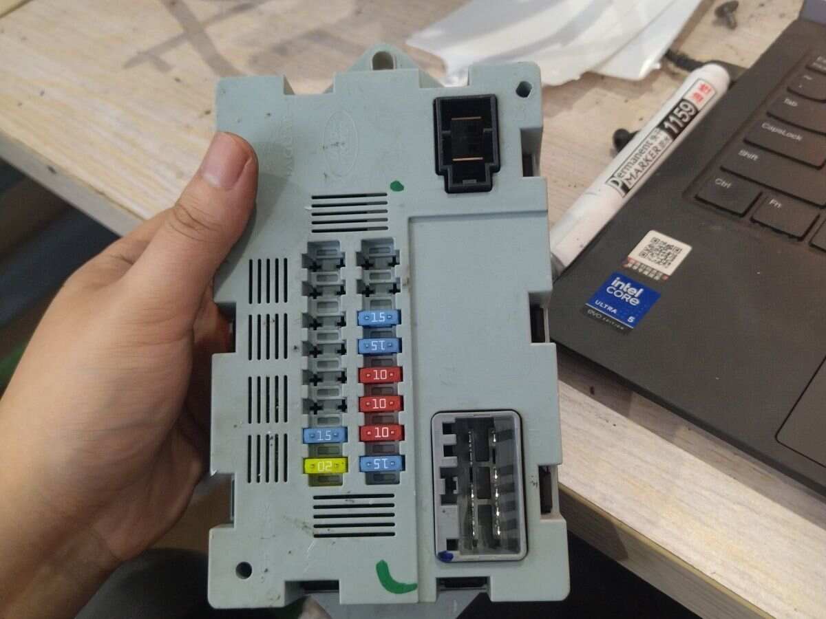 CPLA14Q073AA Fuse Box