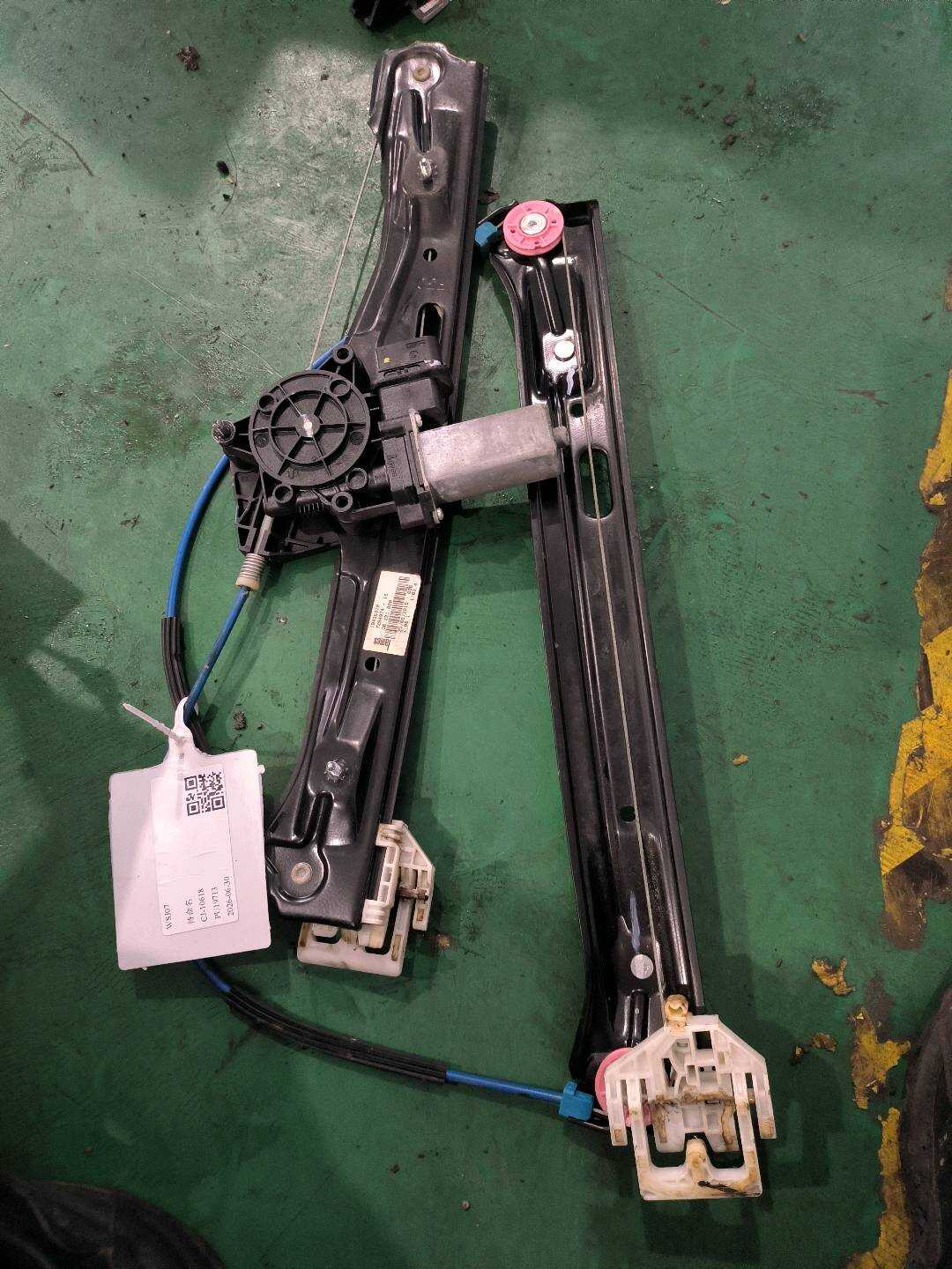 51337281886 前门玻璃升降支架（右）