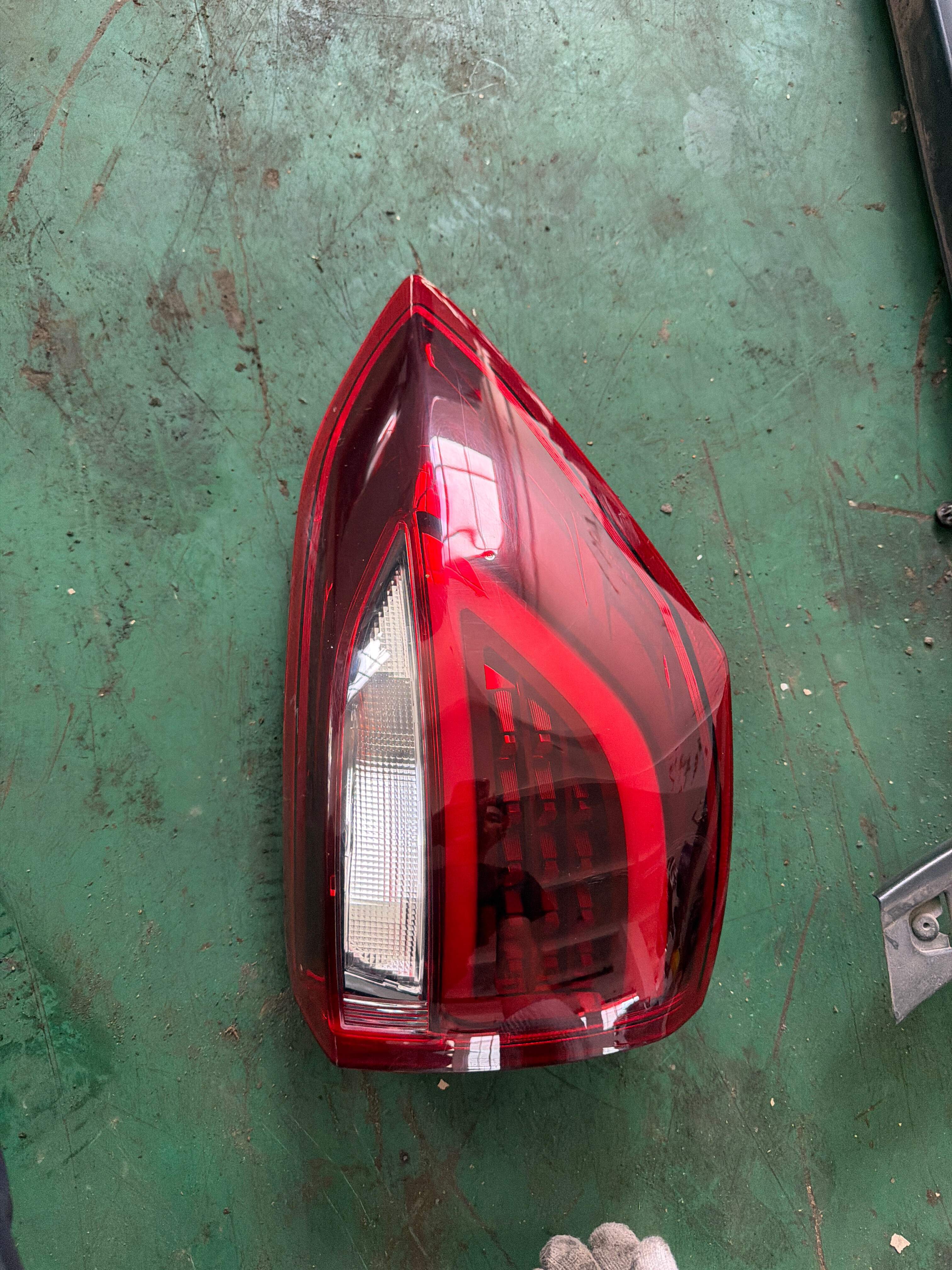 SC4133020B Right Combination Tail Light Assembly