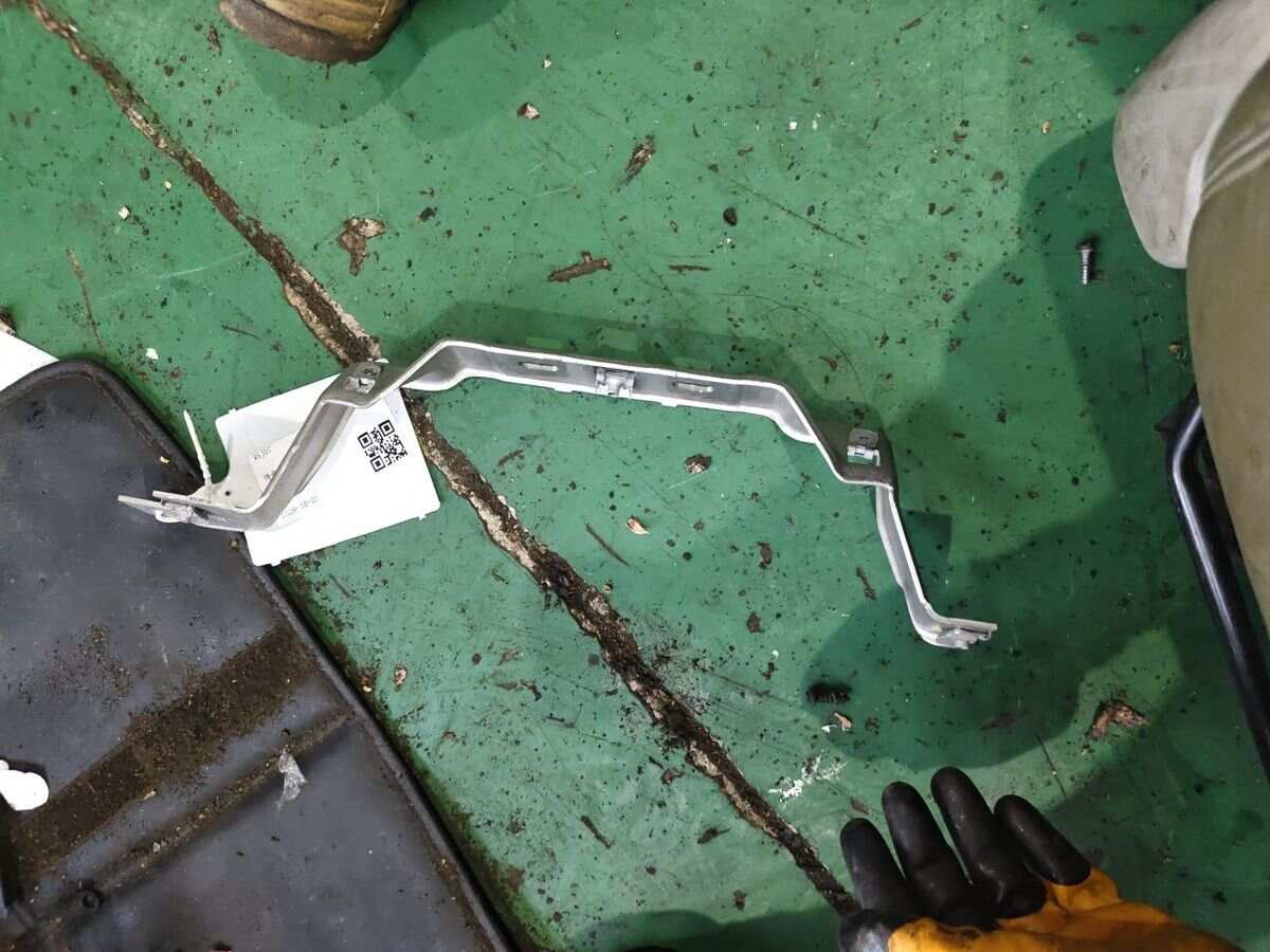 1K1858897B Dashboard Frame Bracket, Lower
