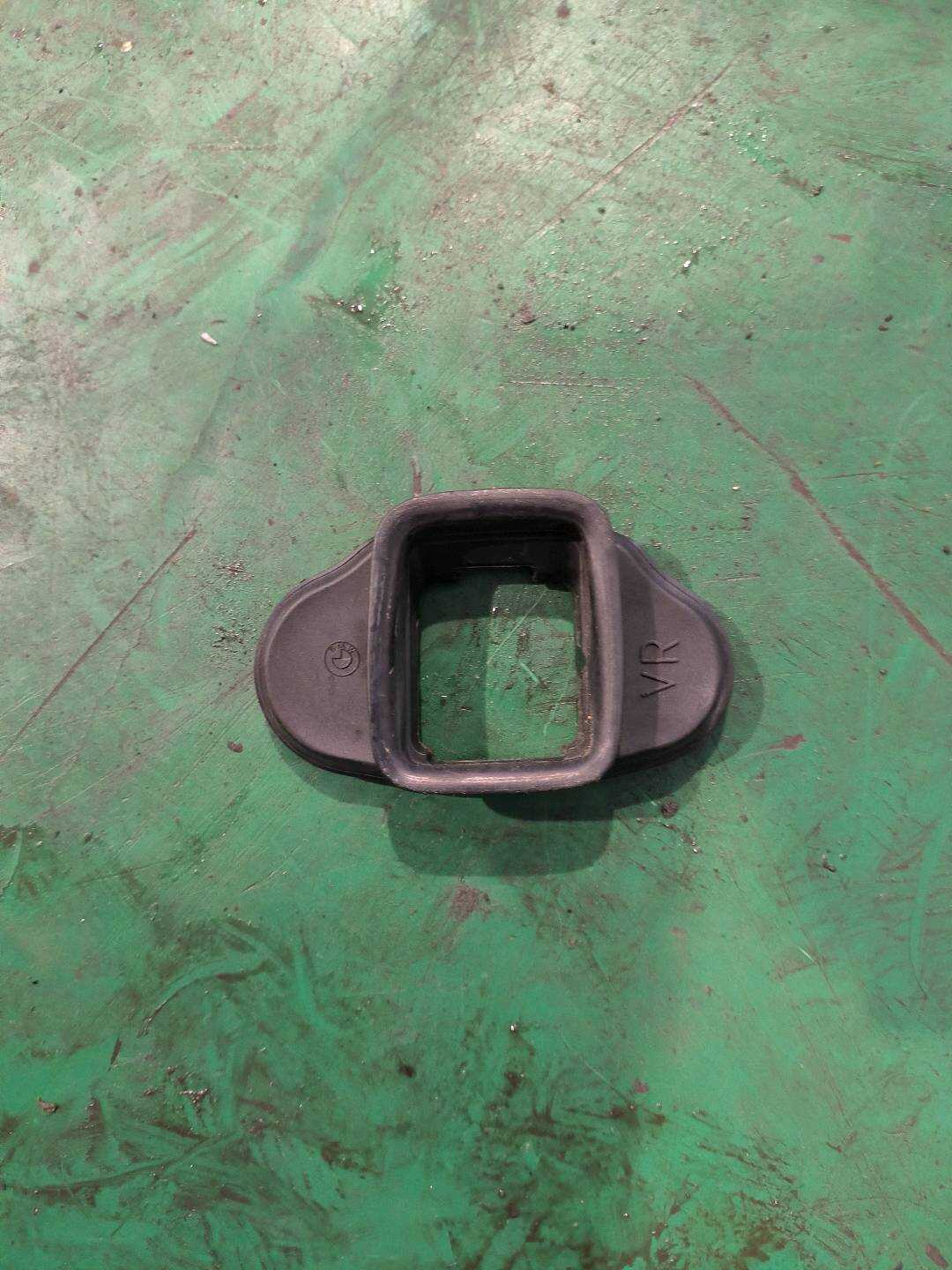 51767263988 前门限位器盖(右)