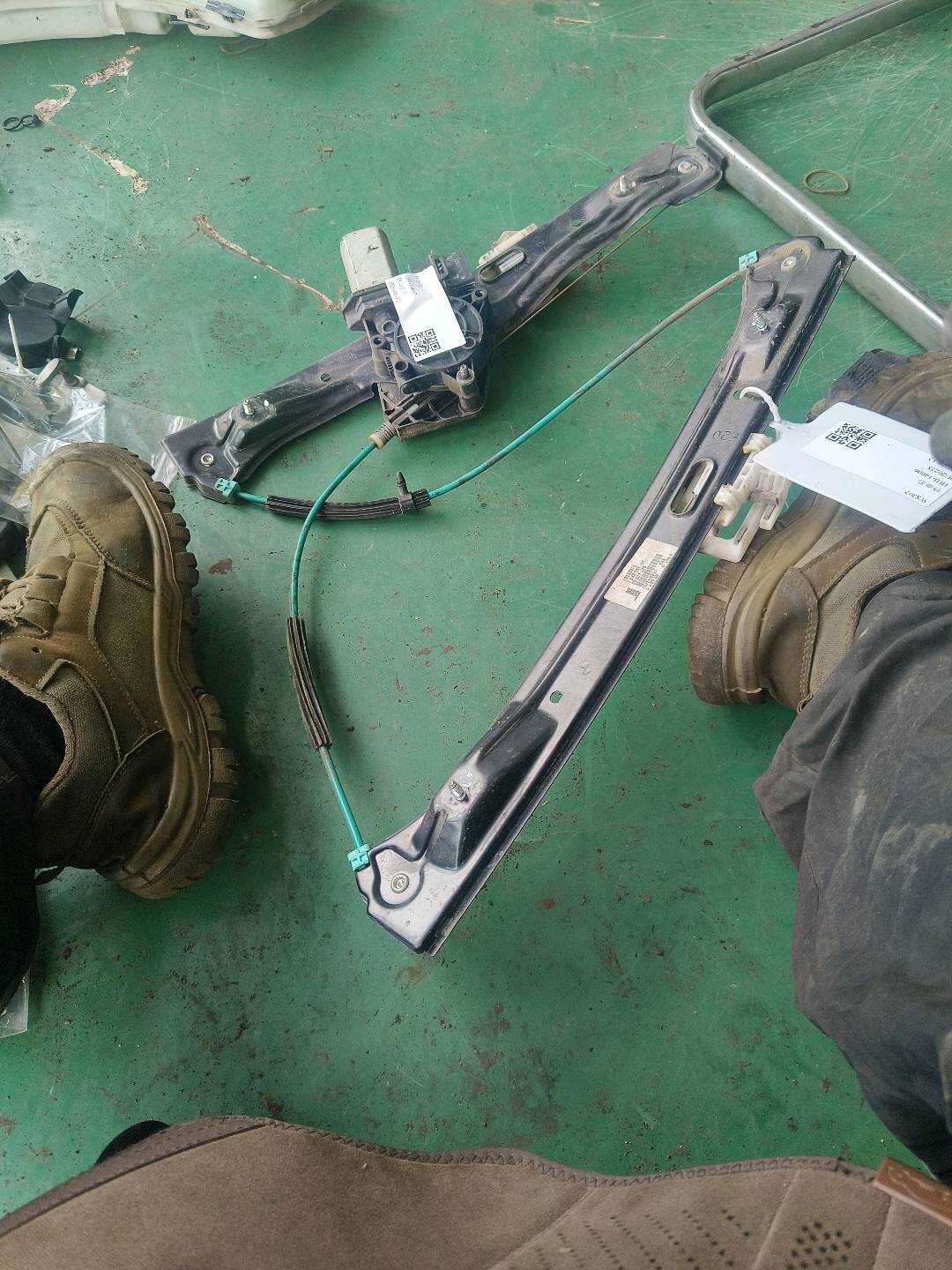 51337281881 前门玻璃升降支架（左）