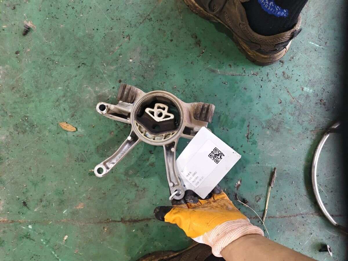 22326862577 Transmission Mount Rubber