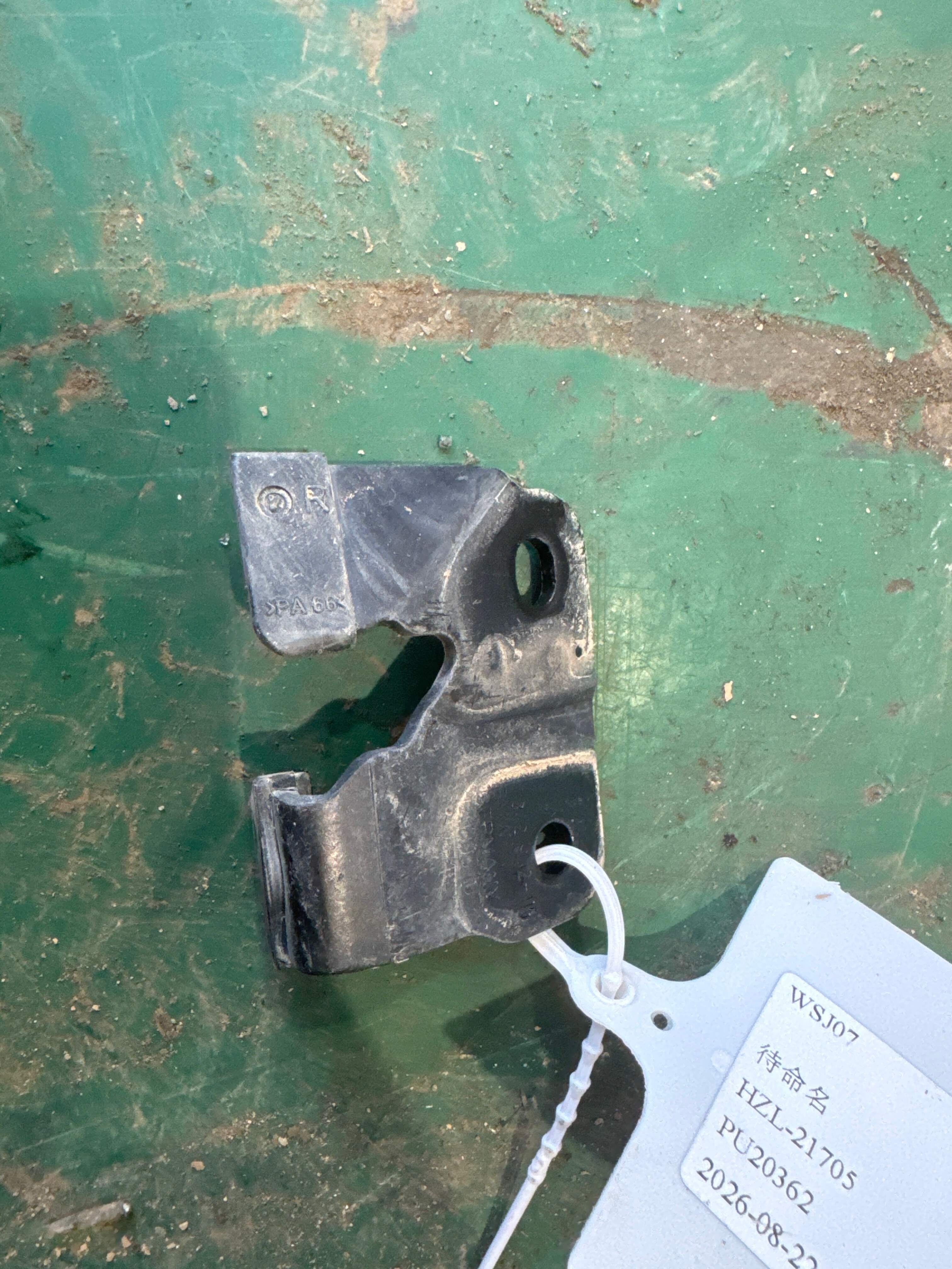 51247342902 后行李箱盖楔嵌(右)