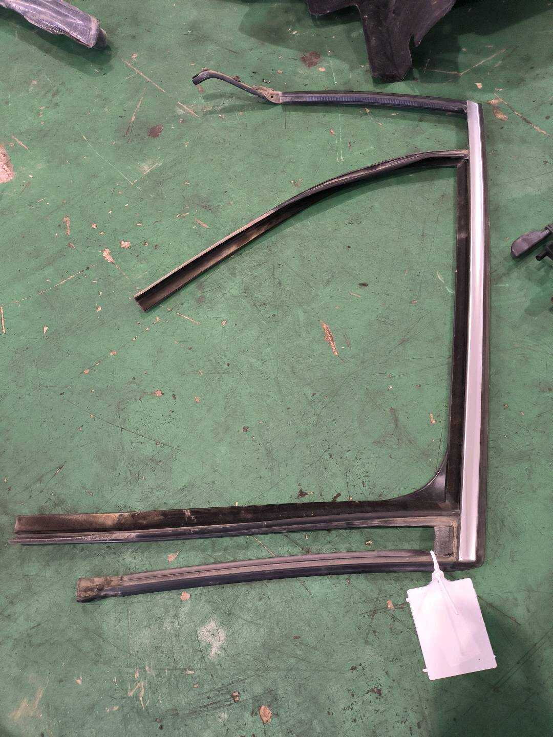 51337362242 后门玻璃绒槽(右)