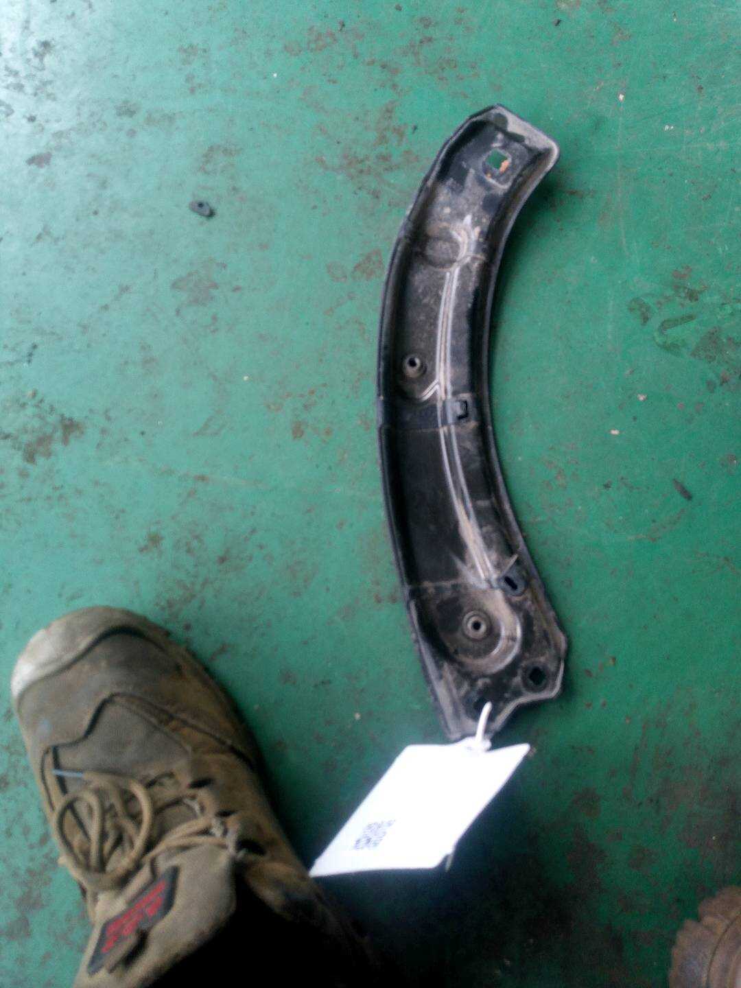 8U0805931 Headlight Mounting Bracket (Upper Left)