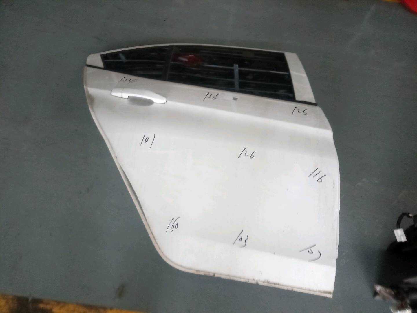 90768251 后门壳（右）