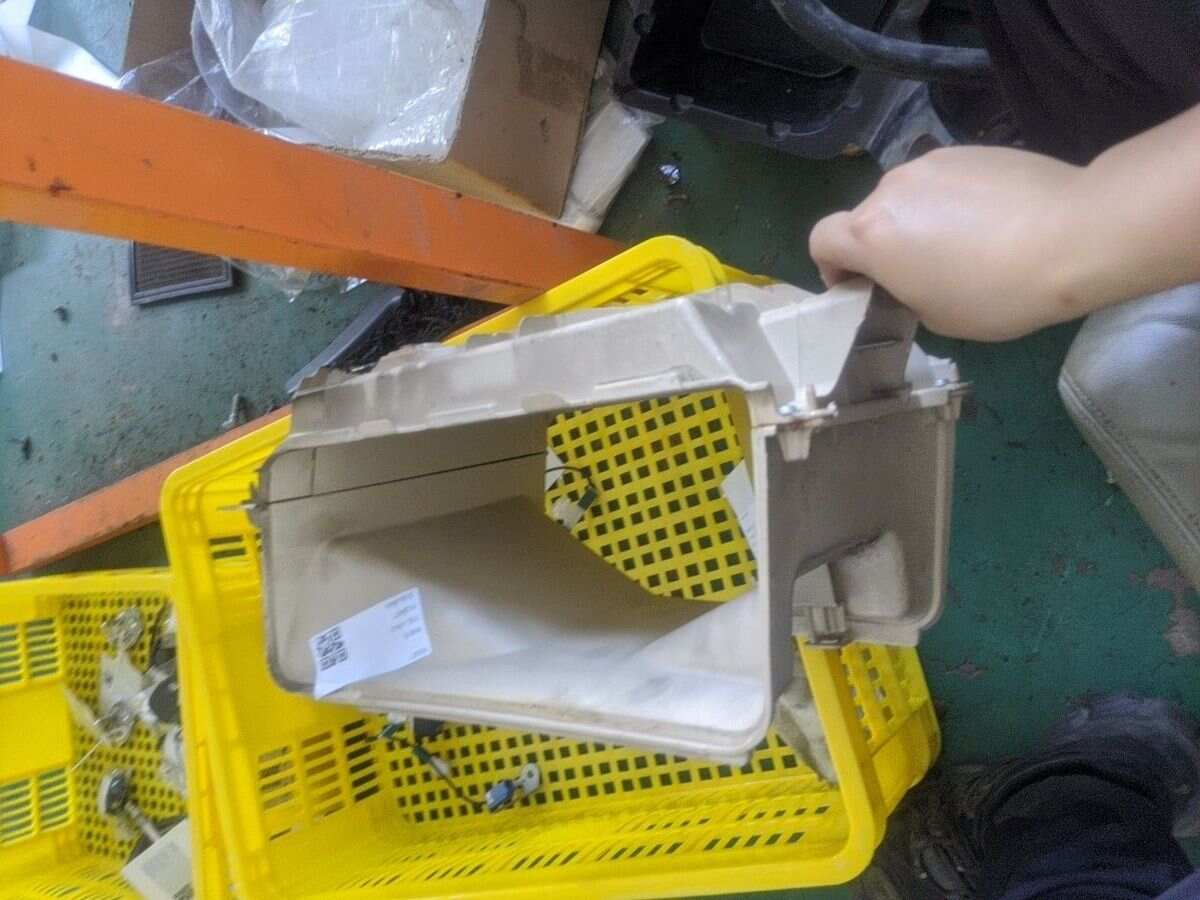 5881848020A0 前扶手箱罩