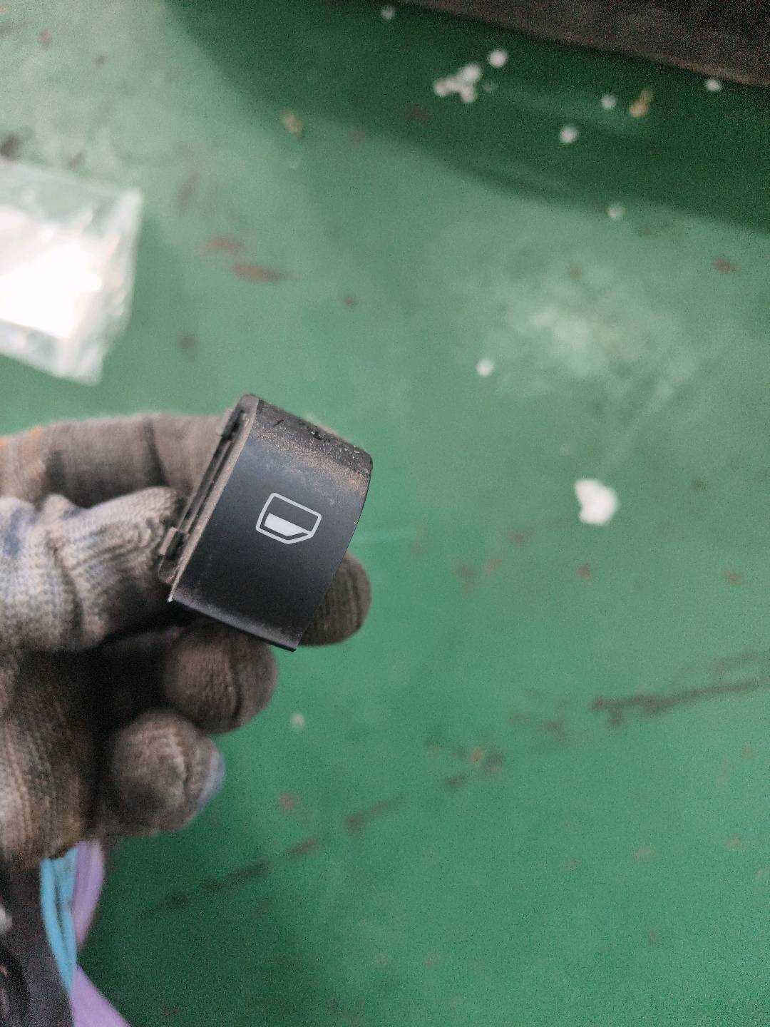 8Z0959855B Window Switch, Right