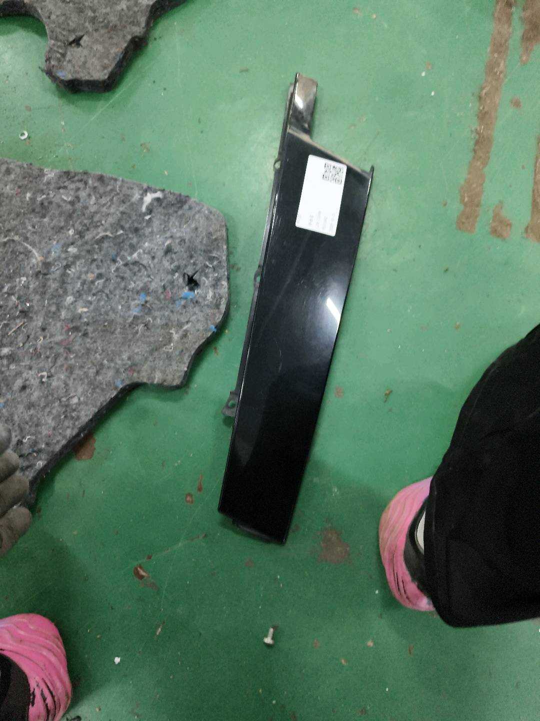 A1567220428 Front Door Window Frame Outer Trim, Rear Right