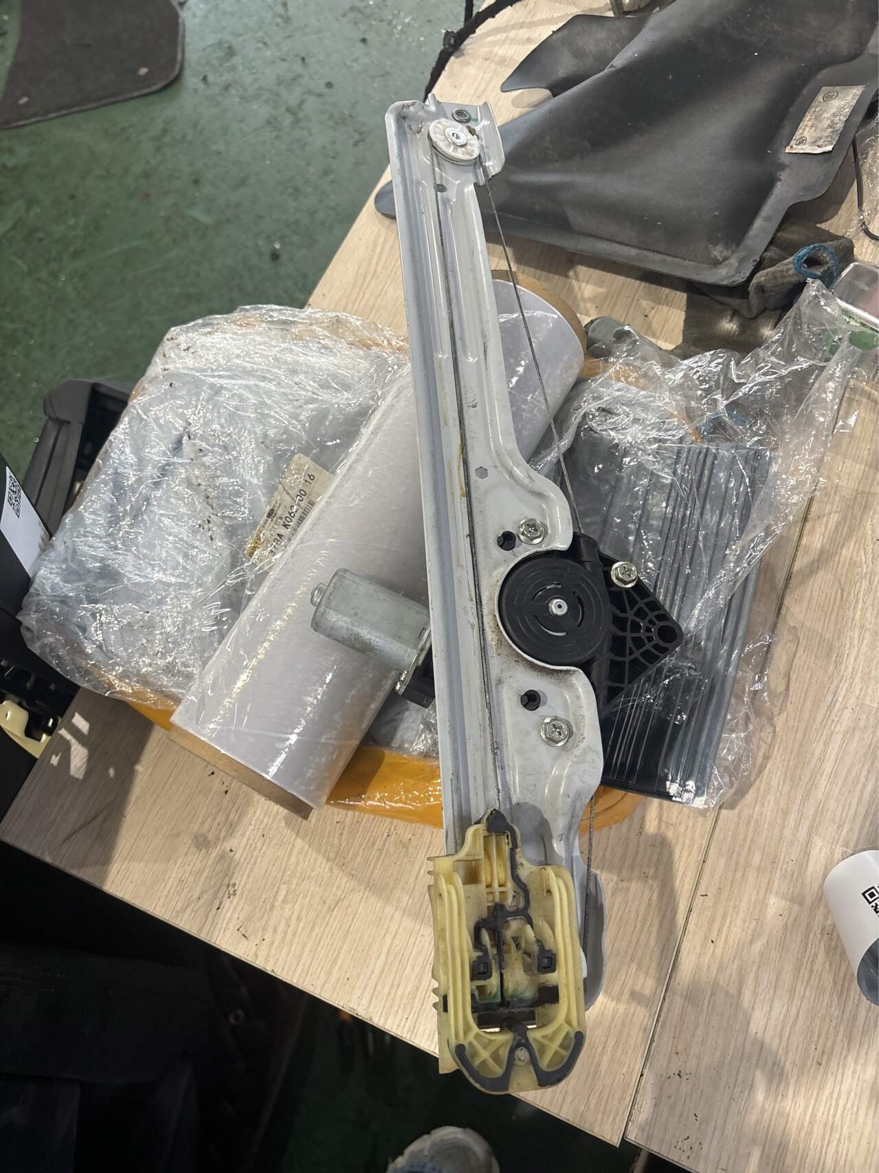 84243694 后门玻璃升降器总成(左)