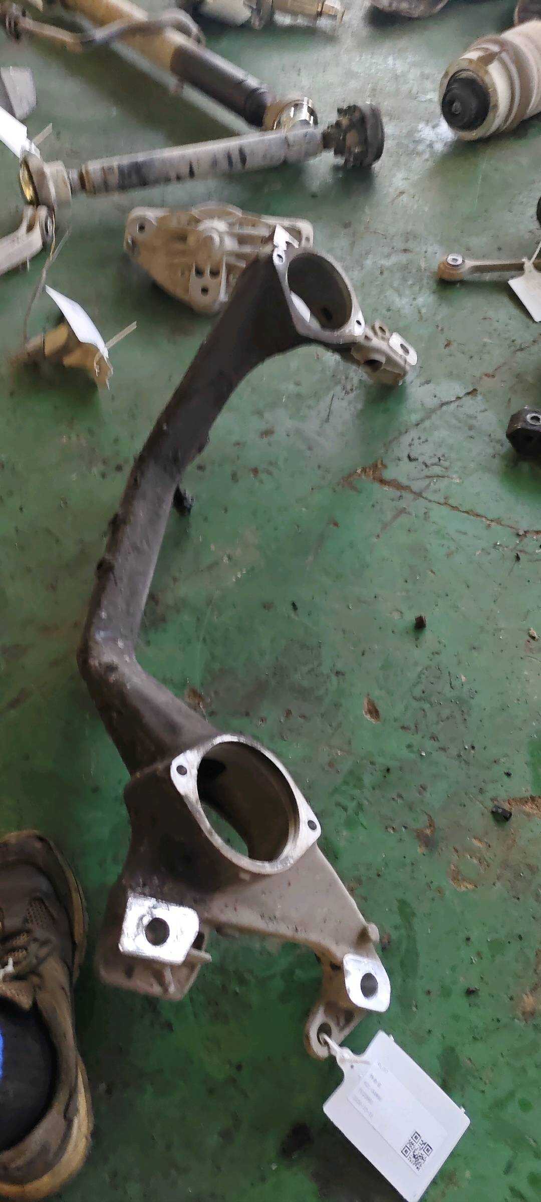 7L8199207 Engine Bracket, Right