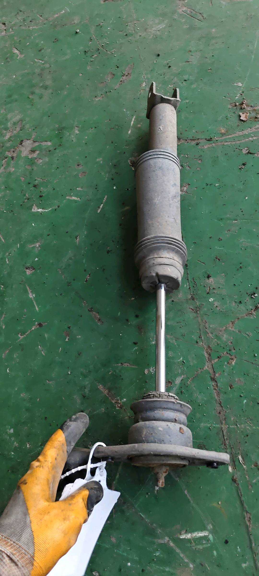 553114Q010 后减震器芯(右) 后减震器芯(左)