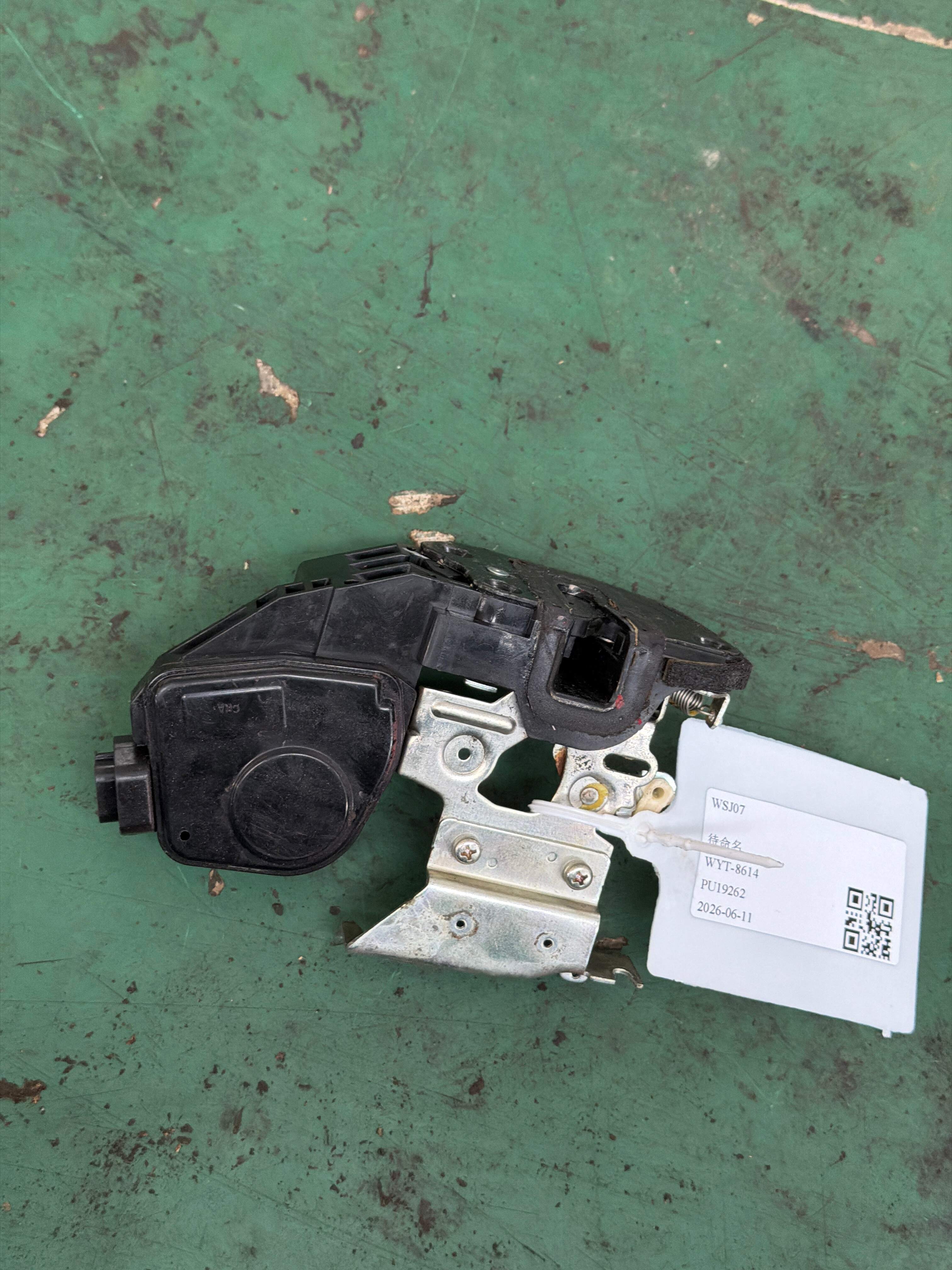813152C000 前门锁总成(左)