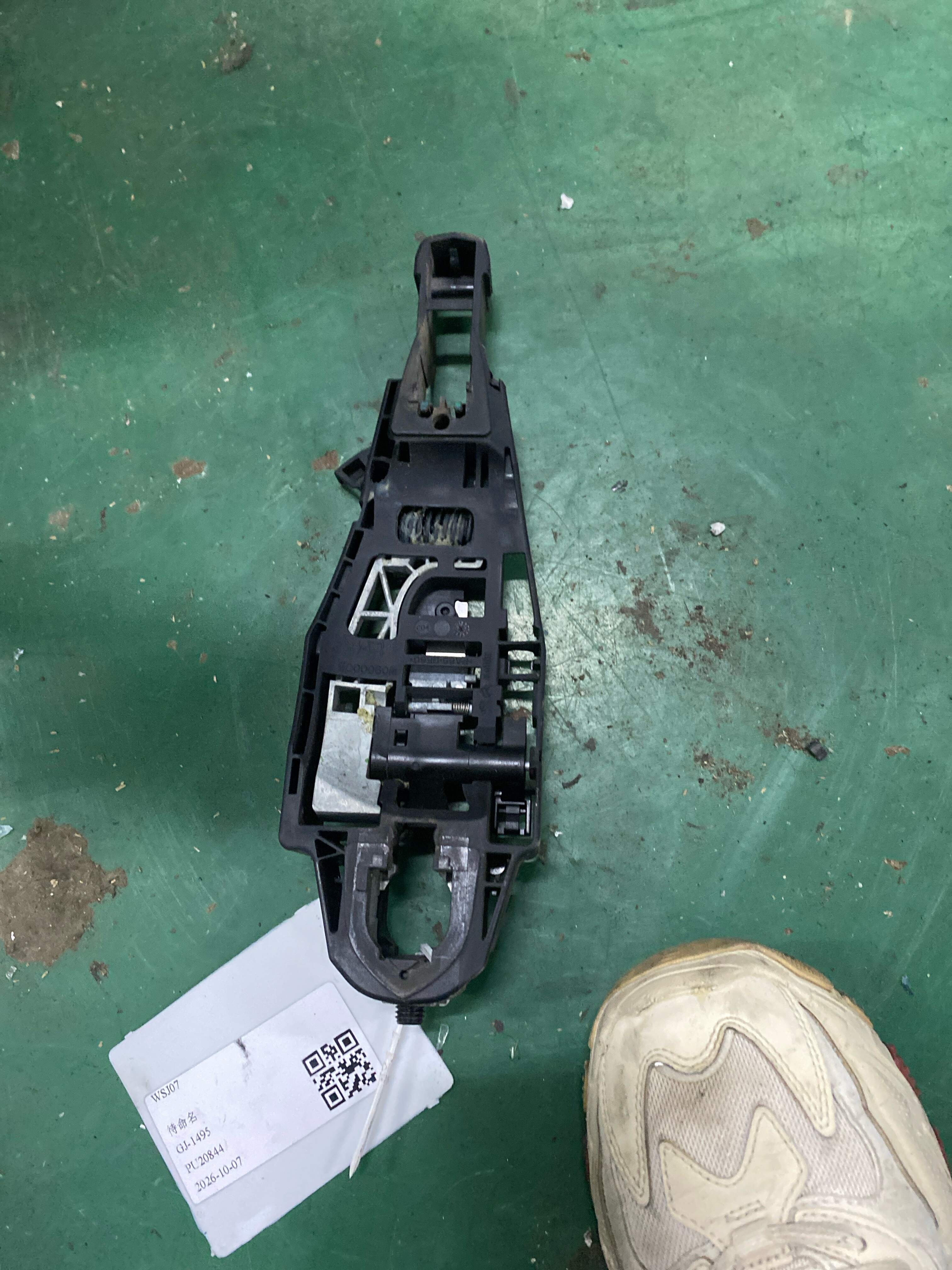 YL02139480 前门外拉手固定框(左)
