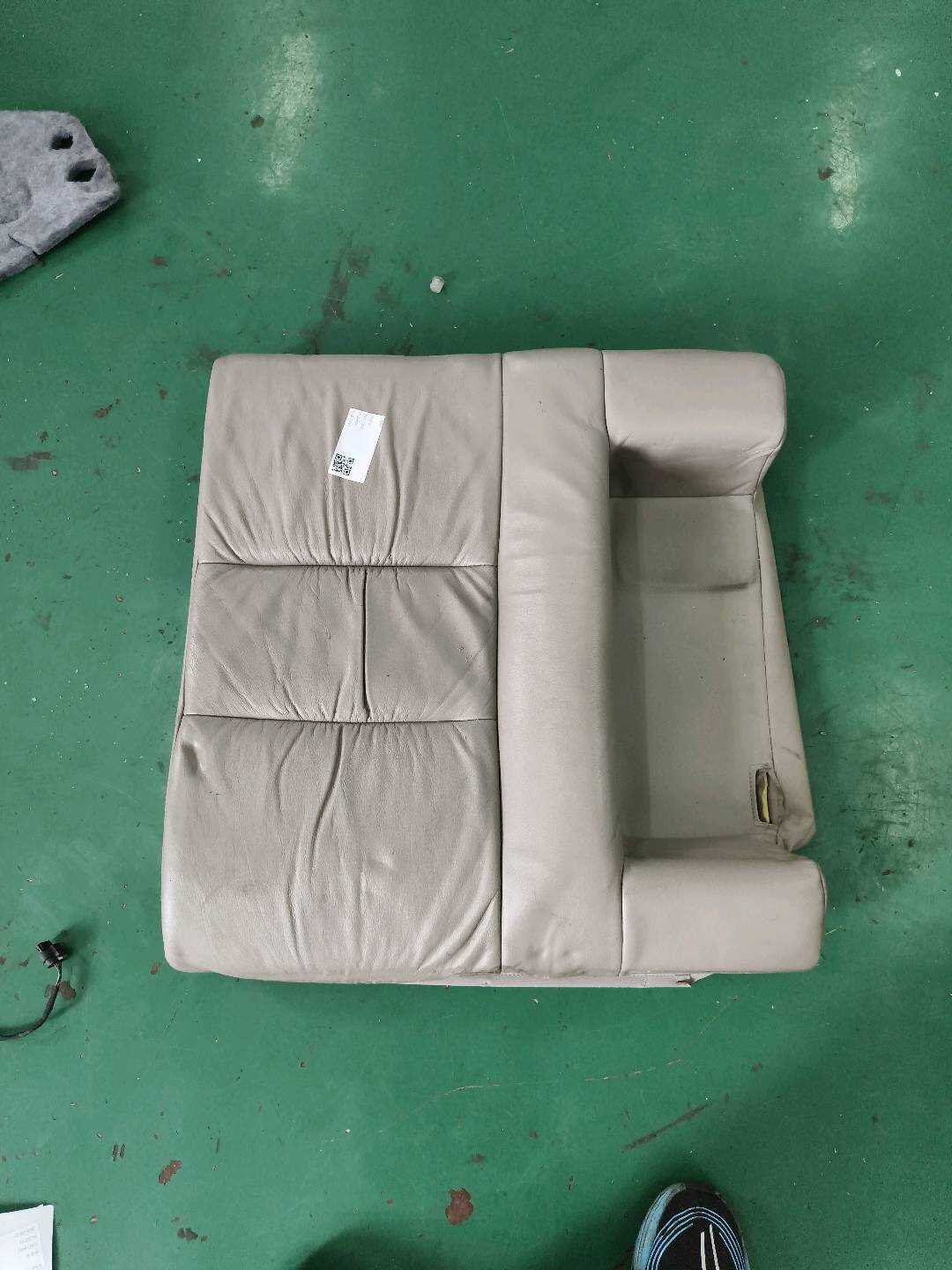7165133140 后座椅靠背软垫（右）