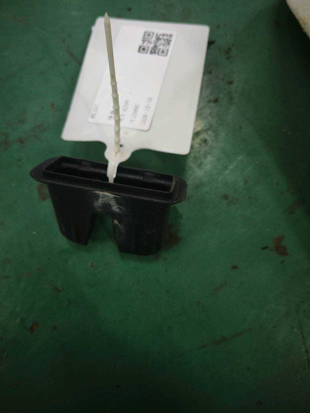 4E0827520B01C 锁盖板(棉缎黑色)