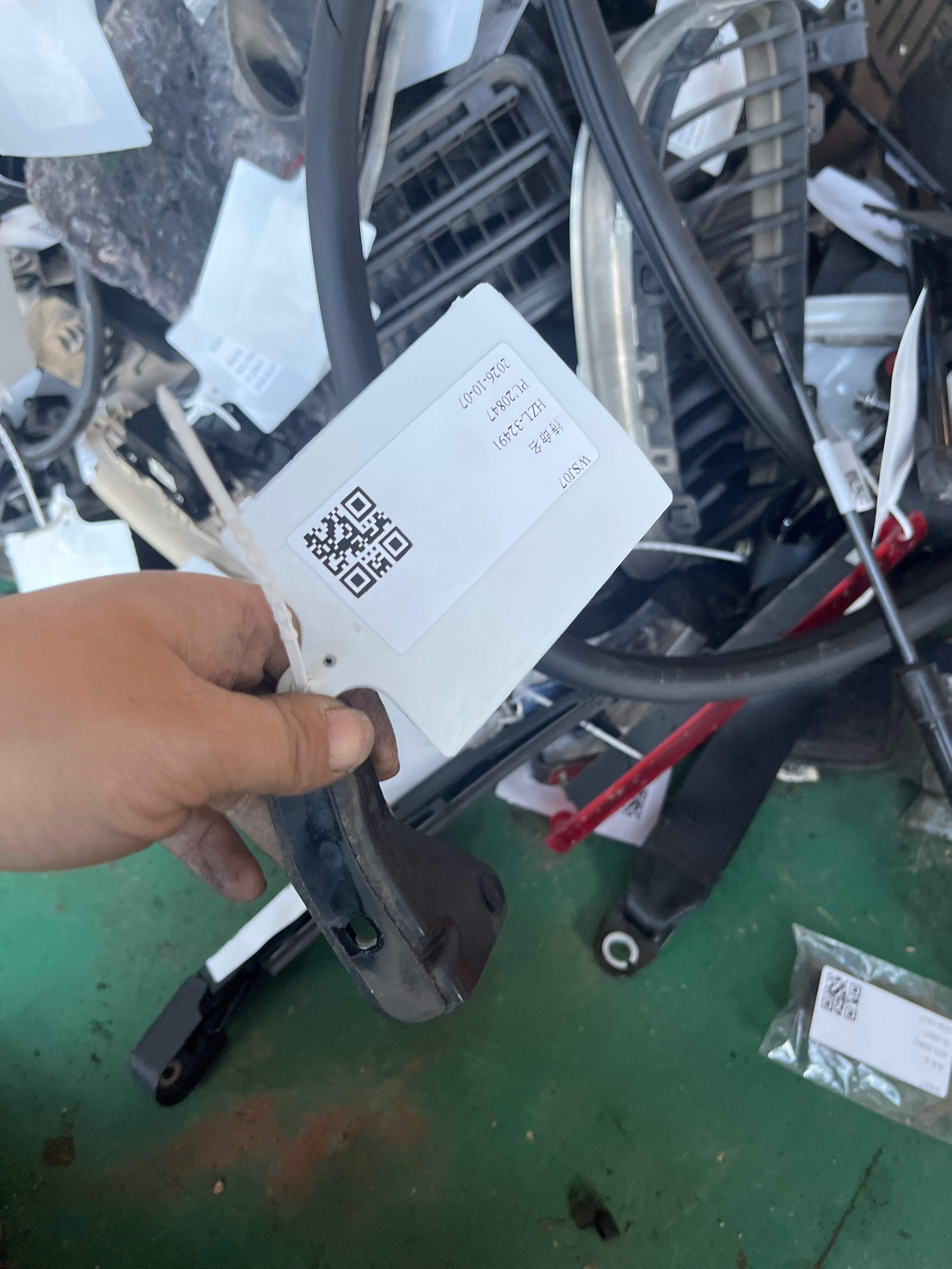 MEH6309114 背门右气弹簧车身支架