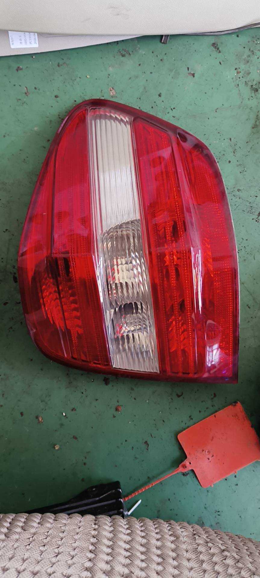 A1648203864 尾灯半总成(右)