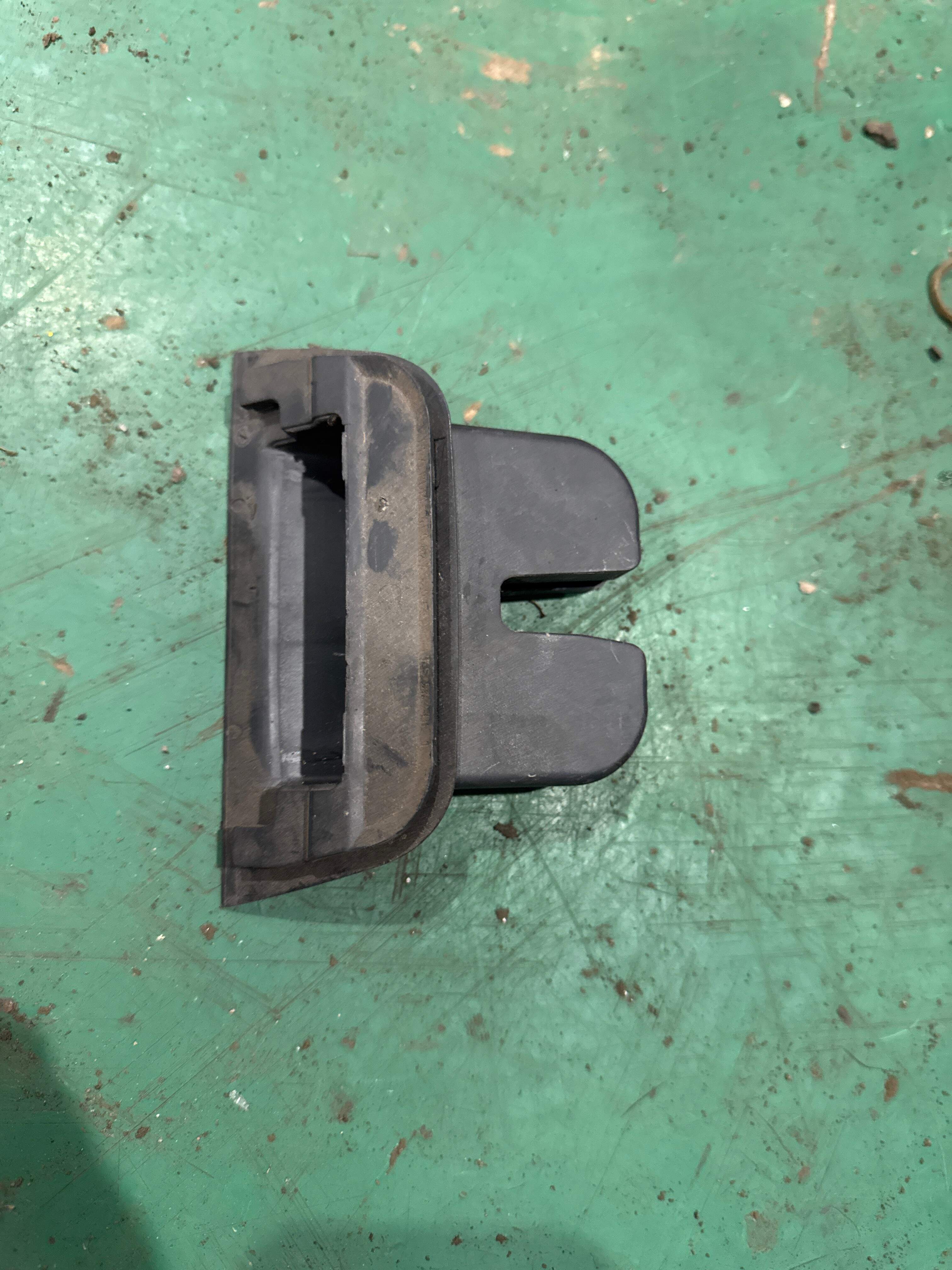 4L0827520 尾盖锁护罩