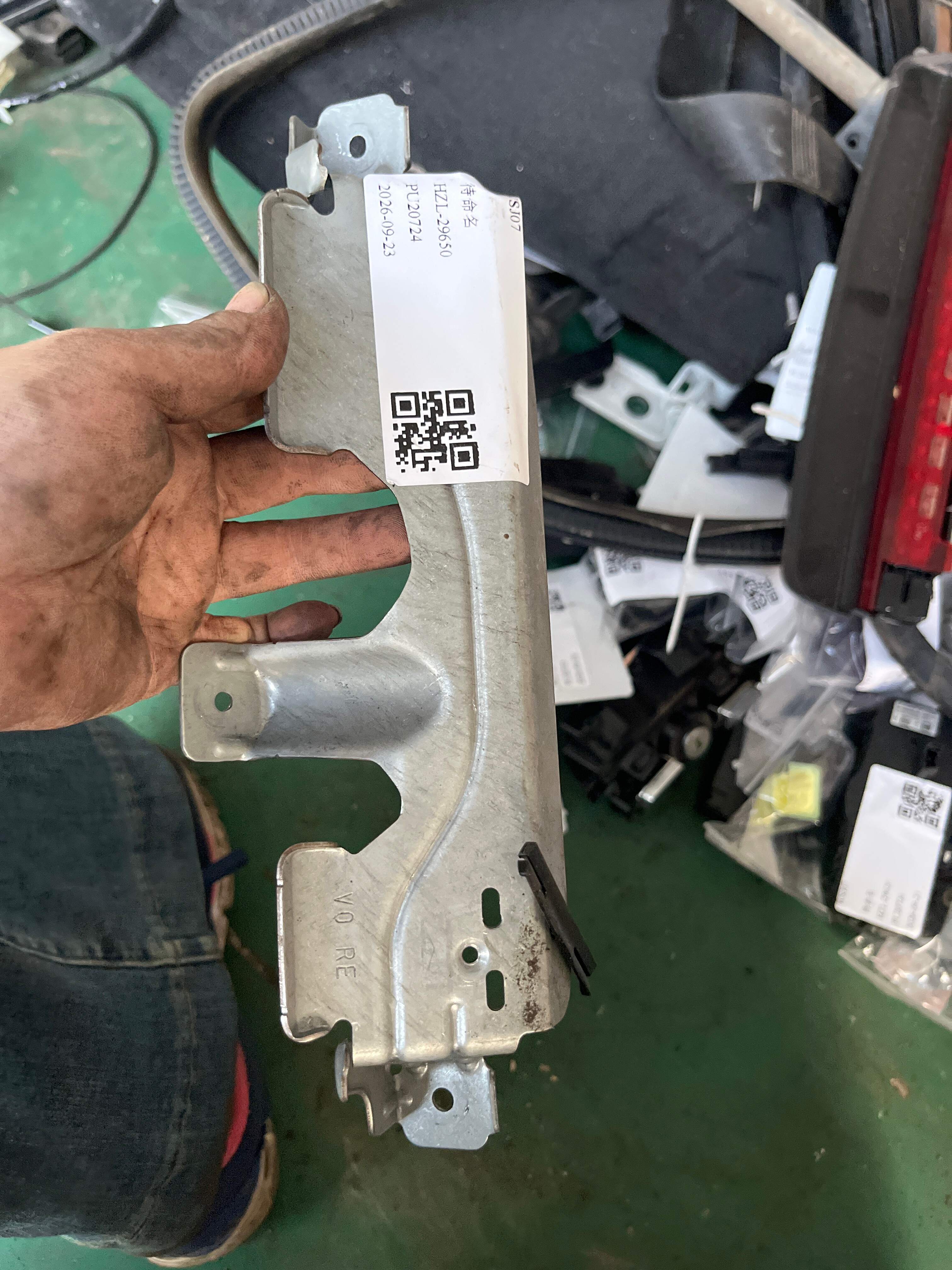 51169137192 Roof Grab Handle (Front Right) Bracket