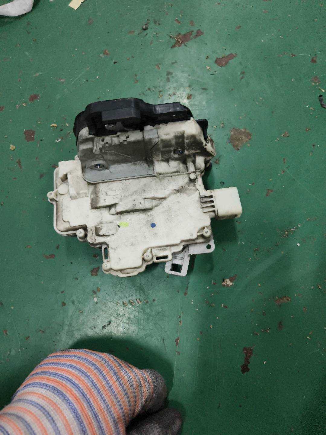 8E0839015AA 后门锁机构(左)