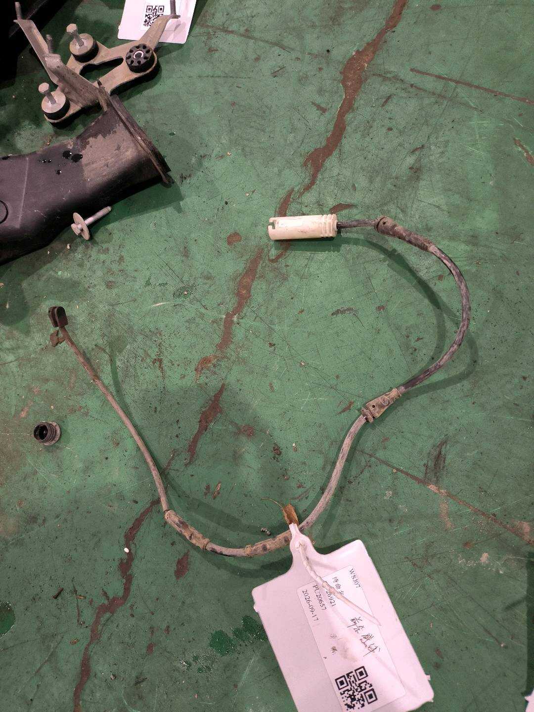 34356792562 前刹车感应线