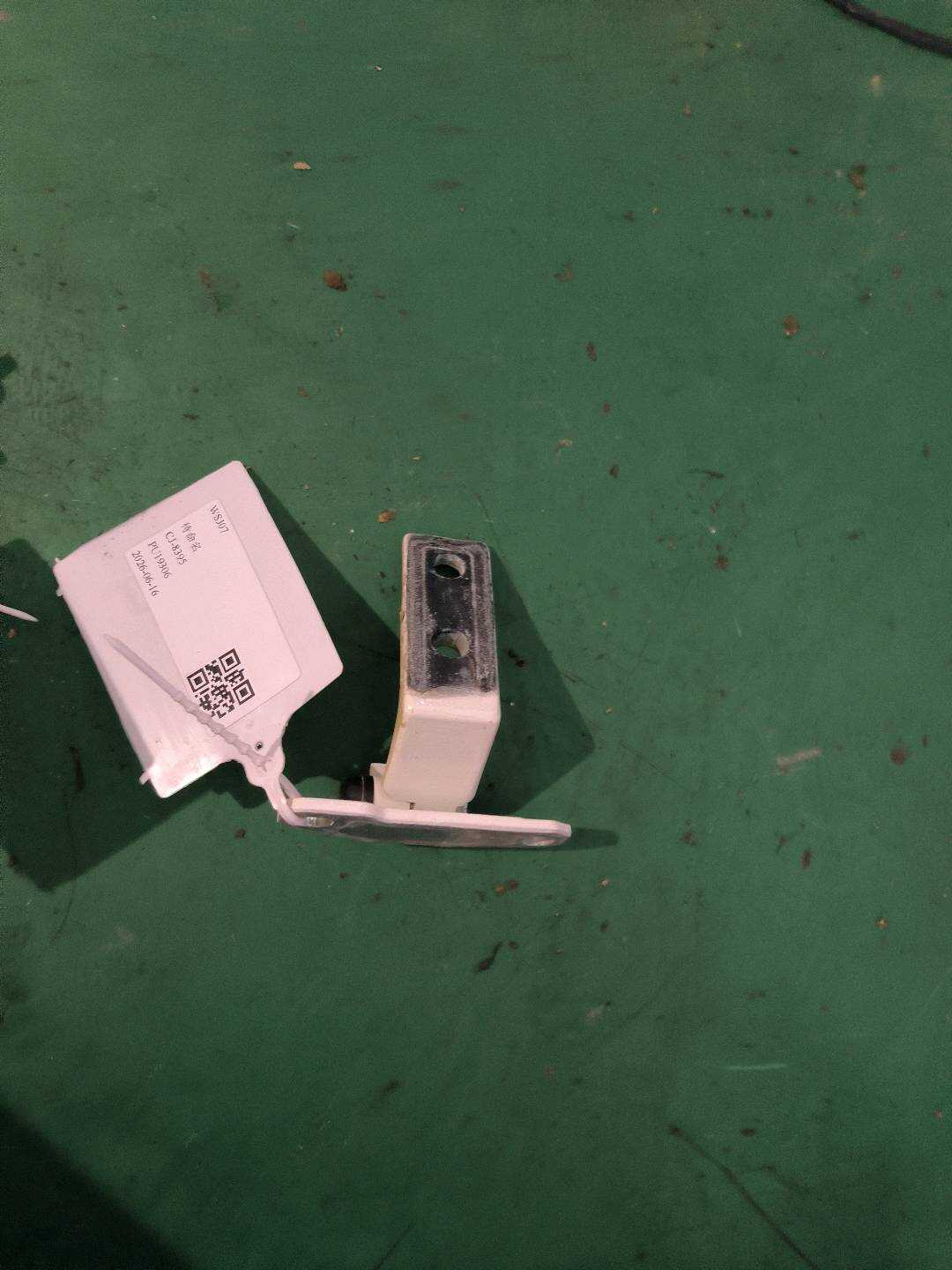 824212V70A 后门下铰链(左)