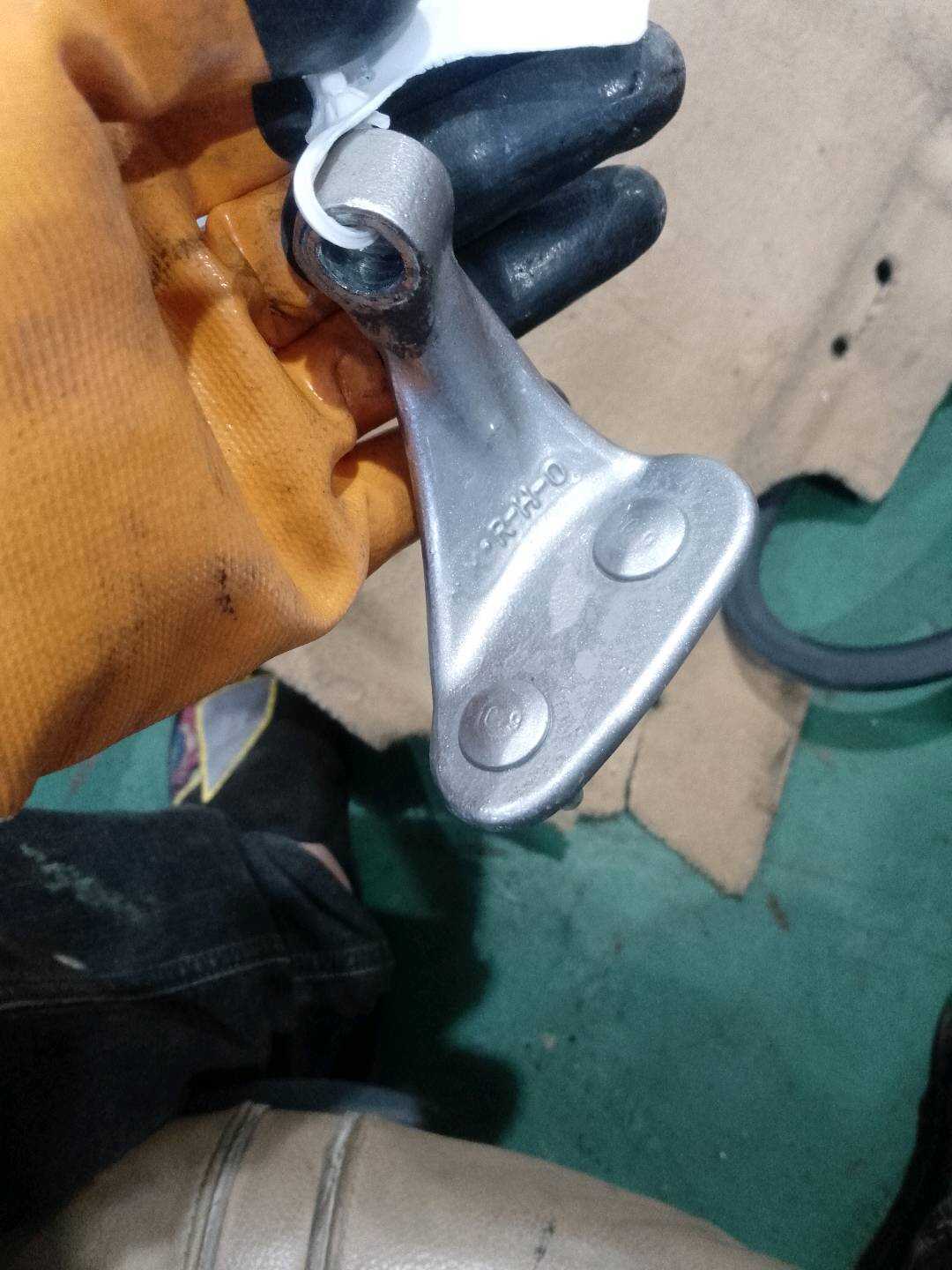 97053162200 后门铰链（右上之下）