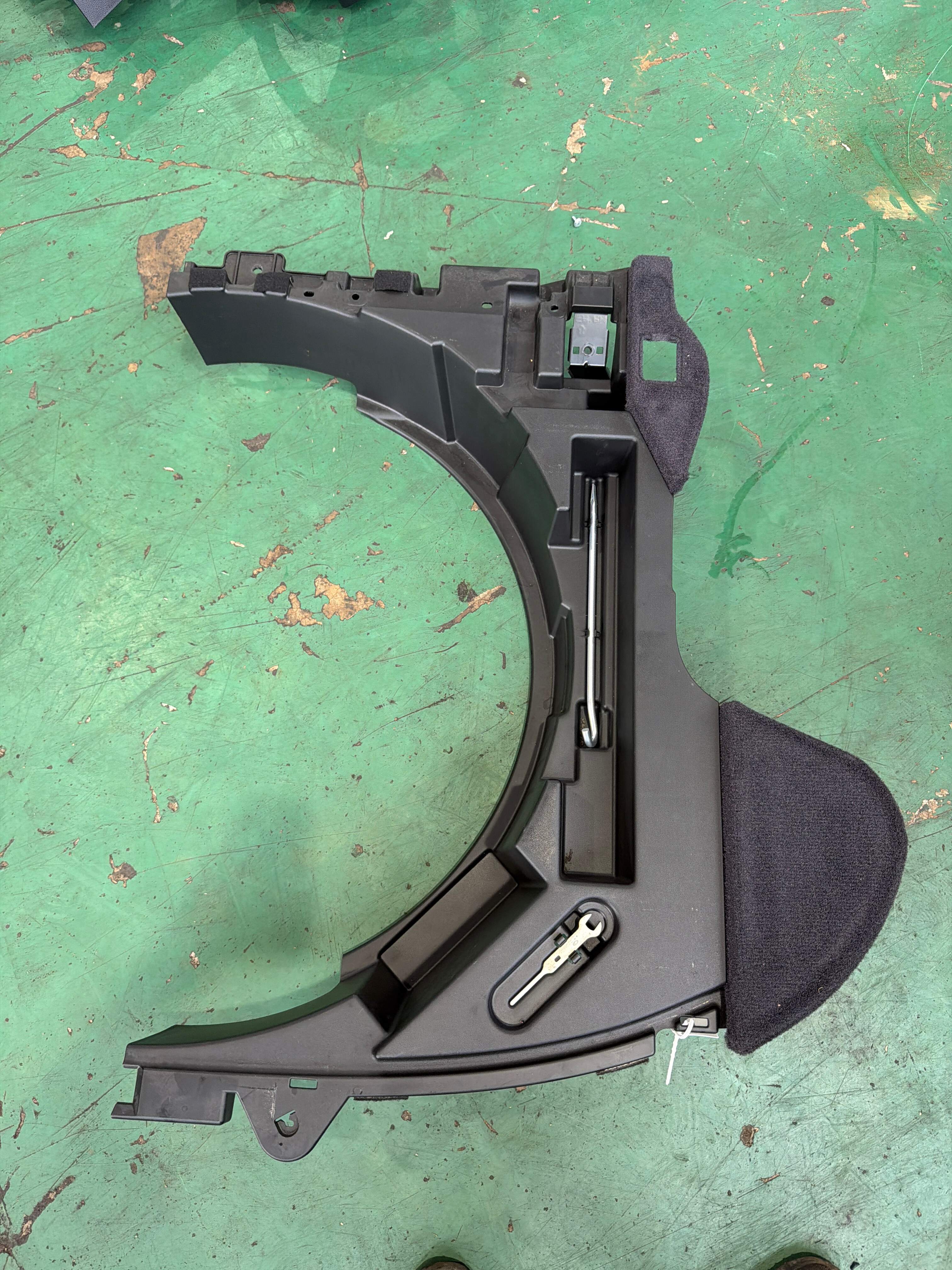 849751CK0B 行李箱工具盒（右）