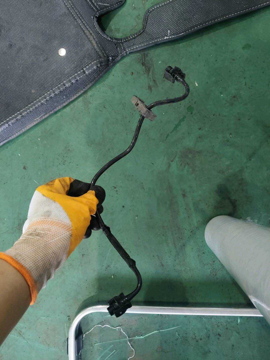 B020516 发动机除气管
