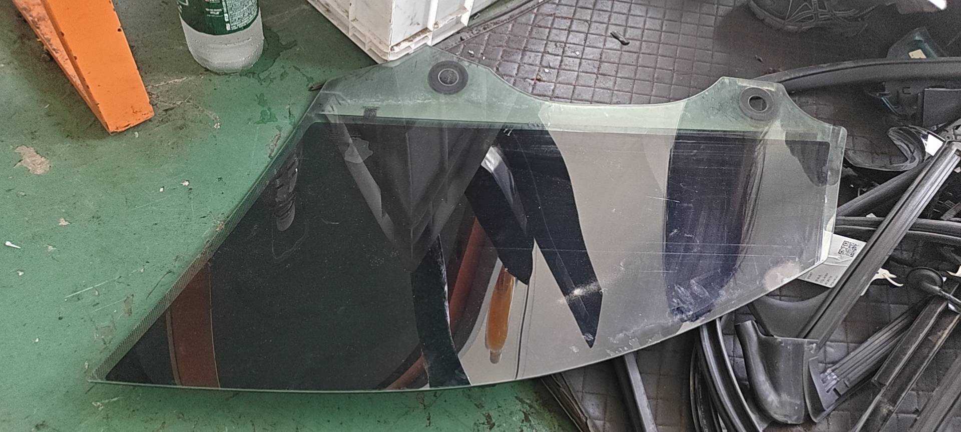 51337474356 前门玻璃(右)