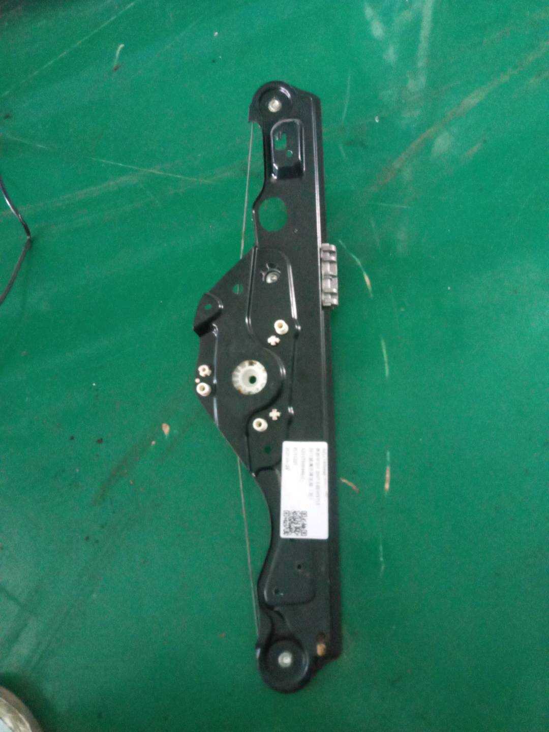 A2117300446 后门玻璃升降支架（右）