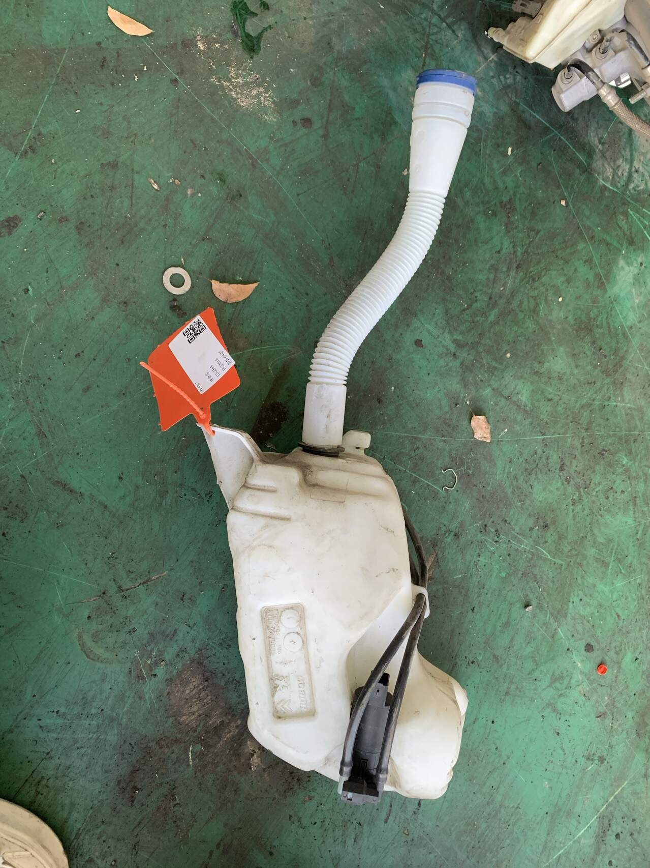9806795680 Front Windshield Washer Reservoir